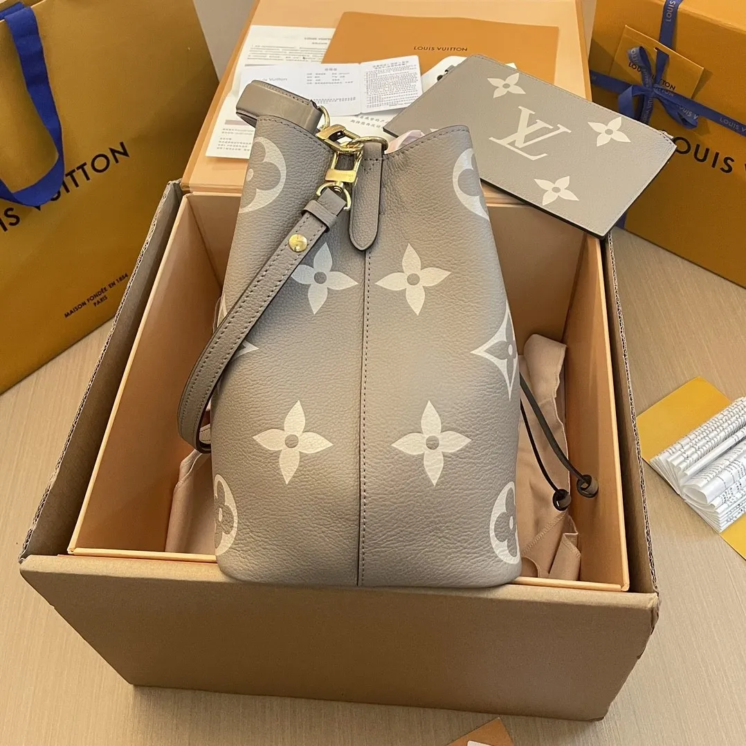 ✔️NÉONOÉ手袋 型号:M45555大象灰 ❥品质提升,同步电子(163C01变码芯片) ❥皮料是zp代工厂意大利面料,A级牛皮(私品) ❥zp同厂全钢五金(品质,五金、面料、手工、油边) 26x26x17.5cm