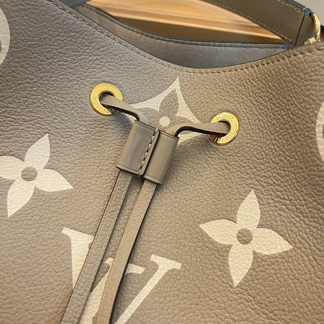 ✔️N&Eacute;ONO&Eacute;手袋 型号：M45555大象灰 ❥品质提升，同步电子（163C01变码芯片） ❥皮料是zp代工厂意大利面料，A级牛皮（私品） ❥zp同厂全钢五金（品质，五金、面料、手工、油边） 26x26x17.5cm