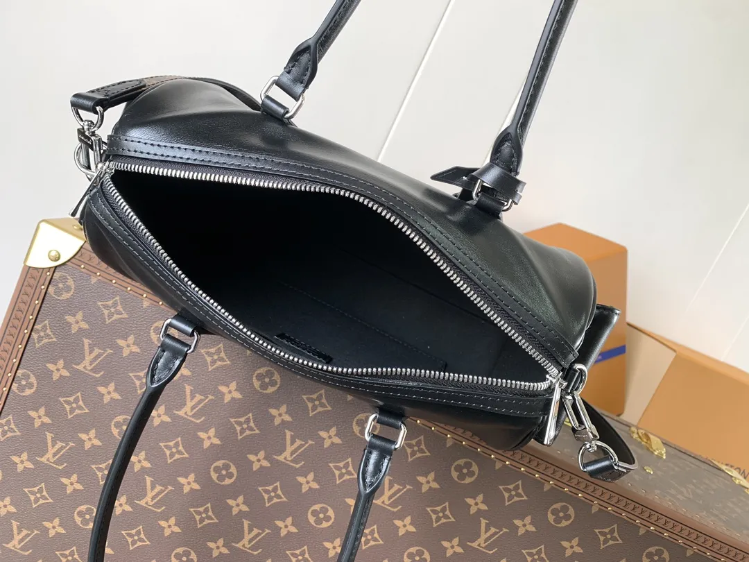 💰620顶级原单,变码芯片 M12965米白 M12934黑色 本款 Speedy Cargo 手袋出自 LV Vibe 系列,以前卫笔触焕新 1930 年代的经典设计。亮泽羊皮革包身点缀 Monogram 地址牌,致敬品牌悠远制箱传承。充裕空间可轻松收纳日常所需,可拆卸皮革肩带实现多种背携方式。 17 x 12 x 28 厘米 (高 x 宽 x 长度) 羊皮革 牛皮革饰边 织物内衬 金属件 地址牌 工装口袋 金属底钉 可收纳 6.7 寸智能手机、Sarah 长款钱夹、太阳眼镜、耳机、口红和钥匙 肩带:可拆卸,不可调节 包带半长:43.0 厘米 手柄:双手柄