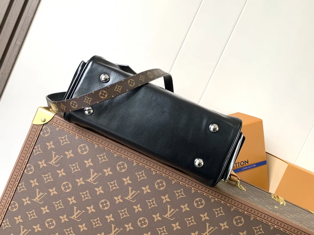 💰620顶级原单,变码芯片 M12965米白 M12934黑色 本款 Speedy Cargo 手袋出自 LV Vibe 系列,以前卫笔触焕新 1930 年代的经典设计。亮泽羊皮革包身点缀 Monogram 地址牌,致敬品牌悠远制箱传承。充裕空间可轻松收纳日常所需,可拆卸皮革肩带实现多种背携方式。 17 x 12 x 28 厘米 (高 x 宽 x 长度) 羊皮革 牛皮革饰边 织物内衬 金属件 地址牌 工装口袋 金属底钉 可收纳 6.7 寸智能手机、Sarah 长款钱夹、太阳眼镜、耳机、口红和钥匙 肩带:可拆卸,不可调节 包带半长:43.0 厘米 手柄:双手柄