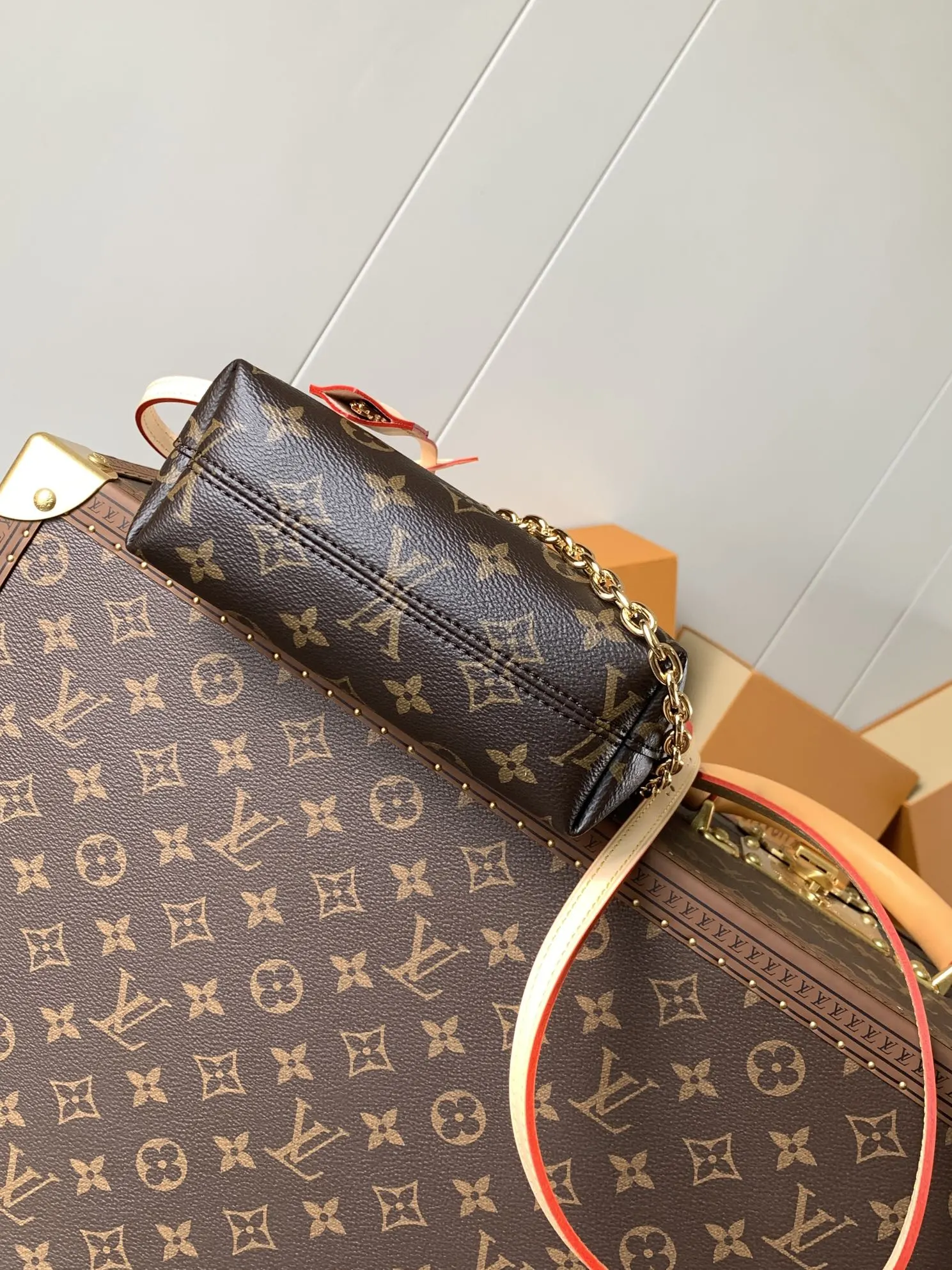 💰480顶级原单,变码芯片 M12019本款 Lockit BB 手袋自 1960 年代的 Knick-Knack 手袋汲取灵感,可灵活切换多种背携方式。Monogram 涂层帆布搭配弧形上缘和椭圆饰边,道出原版设计的经典元素。挂锁开合再度致敬品牌悠久传承。 15 x 19 x 7 厘米 (长度 x 高 x 宽) 涂层帆布 牛皮革饰边 金属件 挂锁 钥匙包 肩带:可拆卸,可调节 包带半长:44.0 厘米 包带半长可调至:50.0 厘米 链条:可拆卸 链条半长:18.0 厘米 手柄:双手柄 本品产地为法国、西班牙、意大利和美国之一。