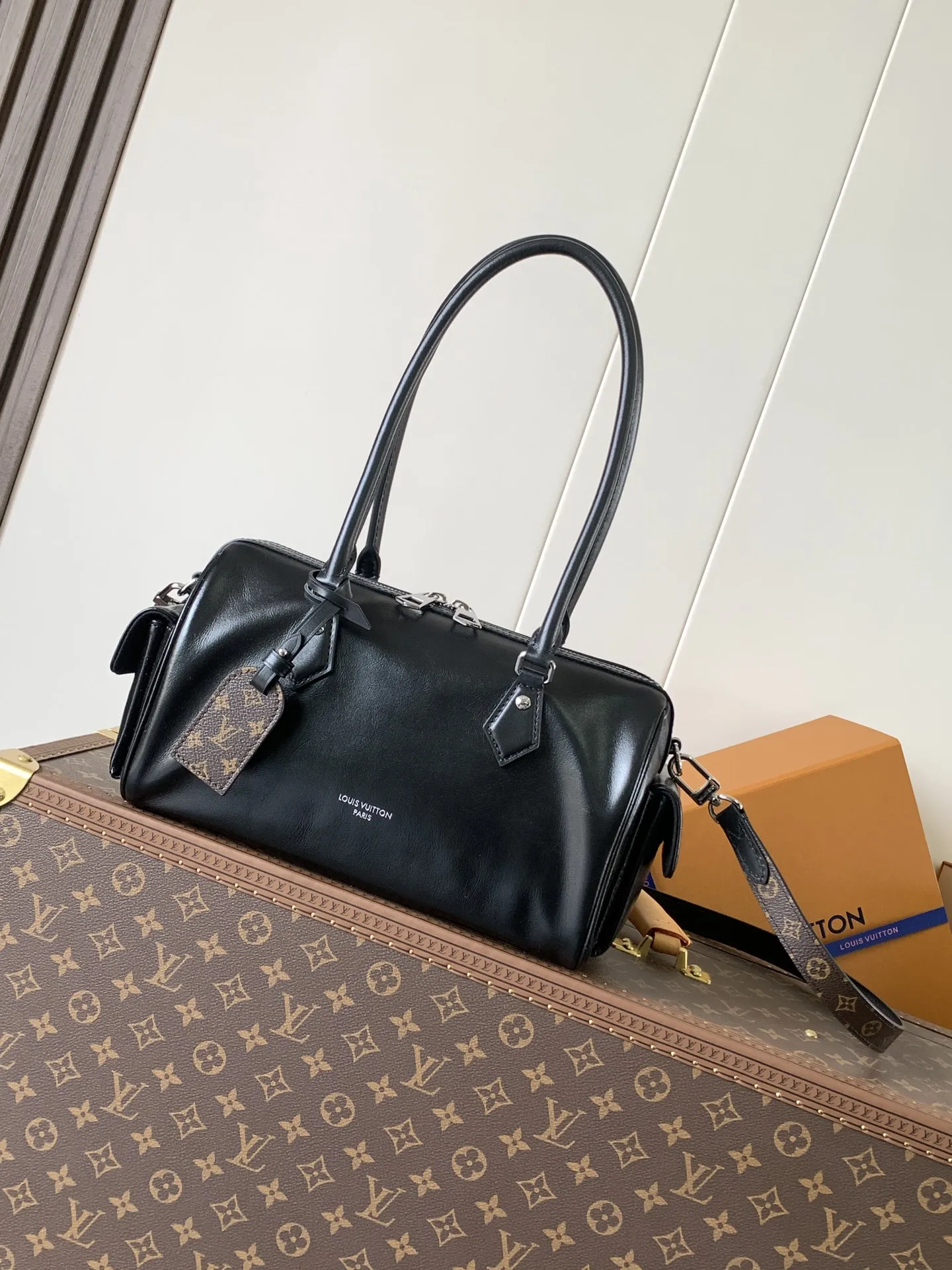 💰620顶级原单，变码芯片 M12965米白 M12934黑色 本款 Speedy Cargo 手袋出自 LV Vibe 系列，以前卫笔触焕新 1930 年代的经典设计。亮泽羊皮革包身点缀 Monogram 地址牌，致敬品牌悠远制箱传承。充裕空间可轻松收纳日常所需，可拆卸皮革肩带实现多种背携方式。 17 x 12 x 28 厘米 (高 x 宽 x 长度) 羊皮革 牛皮革饰边 织物内衬 金属件 地址牌 工装口袋 金属底钉 可收纳 6.7 寸智能手机、Sarah 长款钱夹、太阳眼镜、耳机、口红和钥匙 肩带：可拆卸，不可调节 包带半长：43.0 厘米 手柄：双手柄