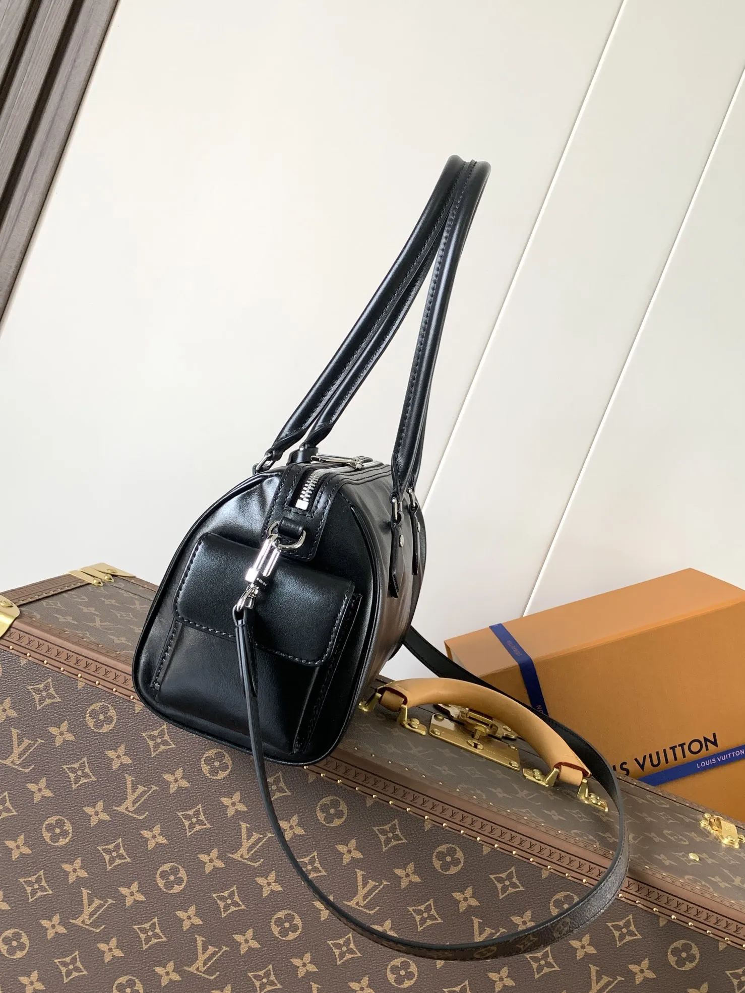 💰620顶级原单,变码芯片 M12965米白 M12934黑色 本款 Speedy Cargo 手袋出自 LV Vibe 系列,以前卫笔触焕新 1930 年代的经典设计。亮泽羊皮革包身点缀 Monogram 地址牌,致敬品牌悠远制箱传承。充裕空间可轻松收纳日常所需,可拆卸皮革肩带实现多种背携方式。 17 x 12 x 28 厘米 (高 x 宽 x 长度) 羊皮革 牛皮革饰边 织物内衬 金属件 地址牌 工装口袋 金属底钉 可收纳 6.7 寸智能手机、Sarah 长款钱夹、太阳眼镜、耳机、口红和钥匙 肩带:可拆卸,不可调节 包带半长:43.0 厘米 手柄:双手柄