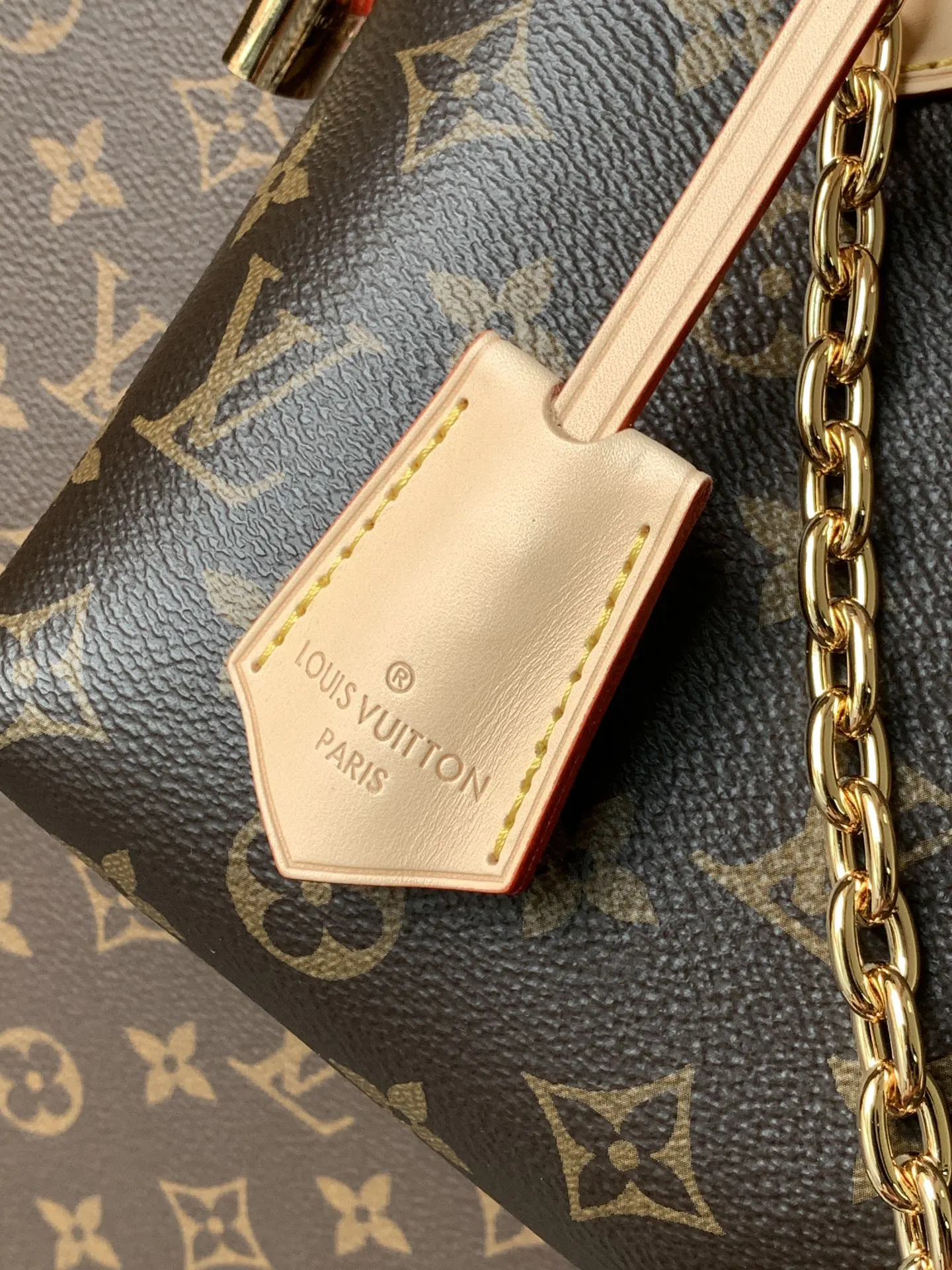 💰480顶级原单，变码芯片 M12019本款 Lockit BB 手袋自 1960 年代的 Knick-Knack 手袋汲取灵感，可灵活切换多种背携方式。Monogram 涂层帆布搭配弧形上缘和椭圆饰边，道出原版设计的经典元素。挂锁开合再度致敬品牌悠久传承。 15 x 19 x 7 厘米 (长度 x 高 x 宽) 涂层帆布 牛皮革饰边 金属件 挂锁 钥匙包 肩带：可拆卸，可调节 包带半长：44.0 厘米 包带半长可调至：50.0 厘米 链条：可拆卸 链条半长：18.0 厘米 手柄：双手柄 本品产地为法国、西班牙、意大利和美国之一。