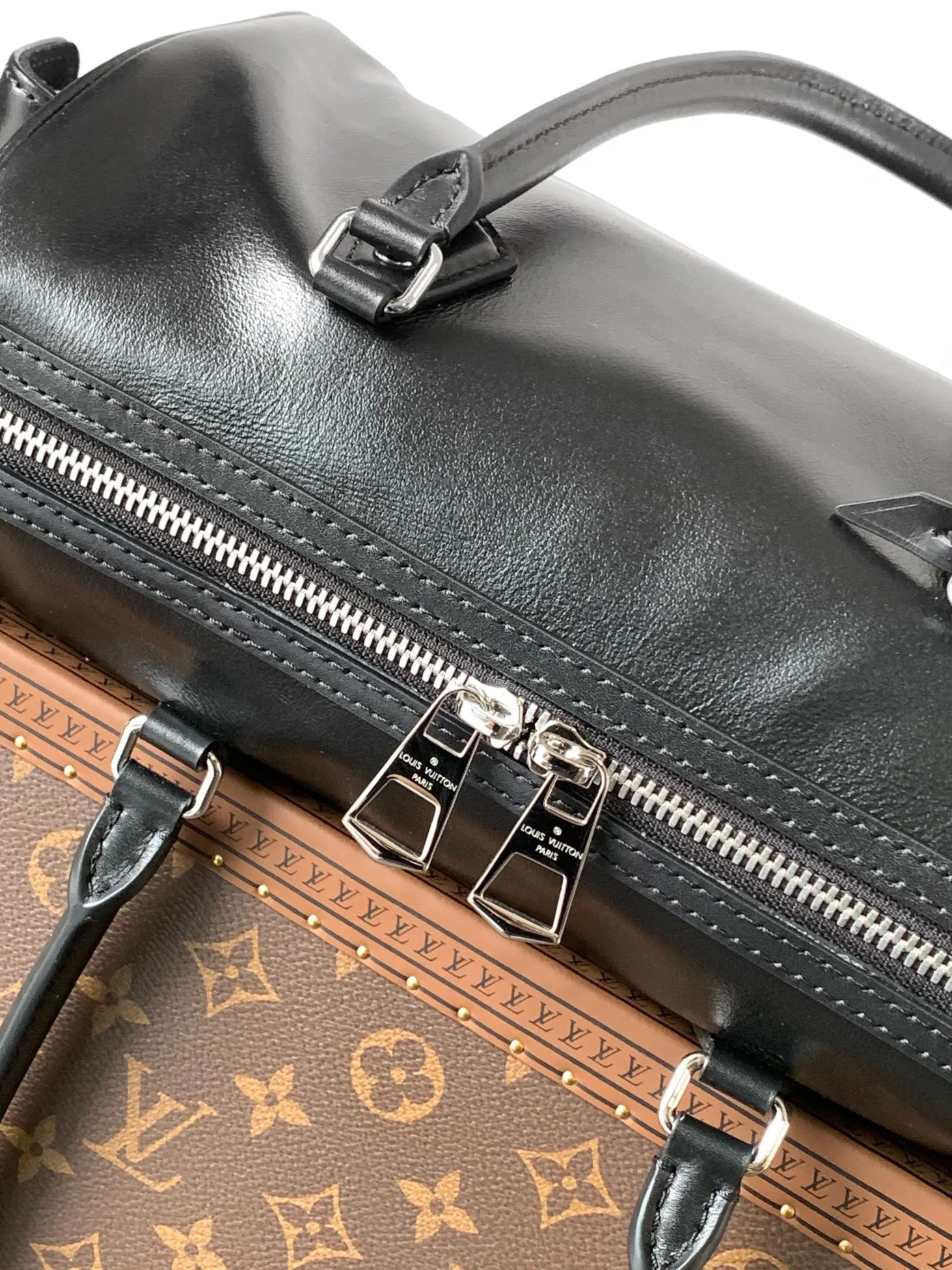 💰620顶级原单,变码芯片 M12965米白 M12934黑色 本款 Speedy Cargo 手袋出自 LV Vibe 系列,以前卫笔触焕新 1930 年代的经典设计。亮泽羊皮革包身点缀 Monogram 地址牌,致敬品牌悠远制箱传承。充裕空间可轻松收纳日常所需,可拆卸皮革肩带实现多种背携方式。 17 x 12 x 28 厘米 (高 x 宽 x 长度) 羊皮革 牛皮革饰边 织物内衬 金属件 地址牌 工装口袋 金属底钉 可收纳 6.7 寸智能手机、Sarah 长款钱夹、太阳眼镜、耳机、口红和钥匙 肩带:可拆卸,不可调节 包带半长:43.0 厘米 手柄:双手柄