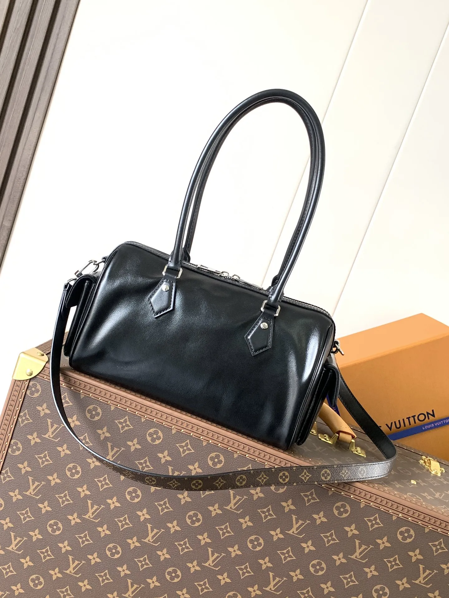 💰620顶级原单,变码芯片 M12965米白 M12934黑色 本款 Speedy Cargo 手袋出自 LV Vibe 系列,以前卫笔触焕新 1930 年代的经典设计。亮泽羊皮革包身点缀 Monogram 地址牌,致敬品牌悠远制箱传承。充裕空间可轻松收纳日常所需,可拆卸皮革肩带实现多种背携方式。 17 x 12 x 28 厘米 (高 x 宽 x 长度) 羊皮革 牛皮革饰边 织物内衬 金属件 地址牌 工装口袋 金属底钉 可收纳 6.7 寸智能手机、Sarah 长款钱夹、太阳眼镜、耳机、口红和钥匙 肩带:可拆卸,不可调节 包带半长:43.0 厘米 手柄:双手柄