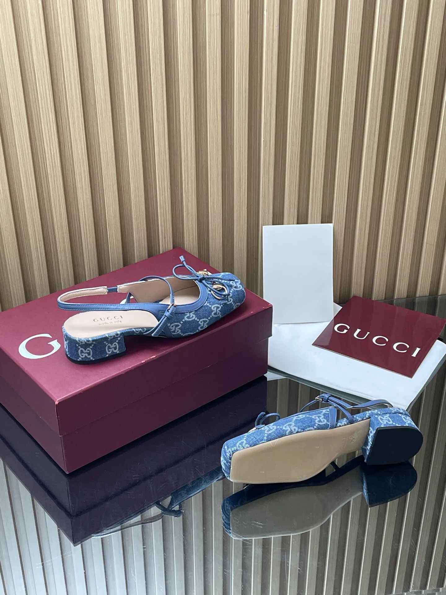 【最终较正色⚠️】GuCC高端精品 2026春夏新款 Horsebit系列新品🆕后系带浅口凉鞋🆕玛丽珍鞋🔥低跟方形方头新式芭蕾鞋💰310💰马衔扣新款小方头鞋🔥经典精致优雅蝴蝶结浅口鞋🔥高质感后系带后空鞋😘\n\n原汁原味原单品质!每个细节皆经过精心细致打造,可与ZG对比如一,无二品质!\n\n这款标志性马衔扣后系带浅口凉鞋选用方形收口鞋头设计,搭配雅致的蝴蝶结细节,致敬传统芭蕾舞鞋型。这款单品甄选G G丹宁牛仔,老花帆布和皮革匠心打造,缀饰浅金色调配件,sacchetto构造配以柔软加衬内底,确保打造出色的穿着舒适感体验👍\n\n面料:原版定制进口羊皮 G布 丹宁牛仔\n五金:东莞大厂开模马衔扣\n内里/垫脚:高端定制羊皮里\n跟高:2.5 c m\n大底:意大利真皮底\n尺码:35-41 (40 41 42定做,不退换)\n\n●意大利创作\n\n🆕红色全套高档原包装