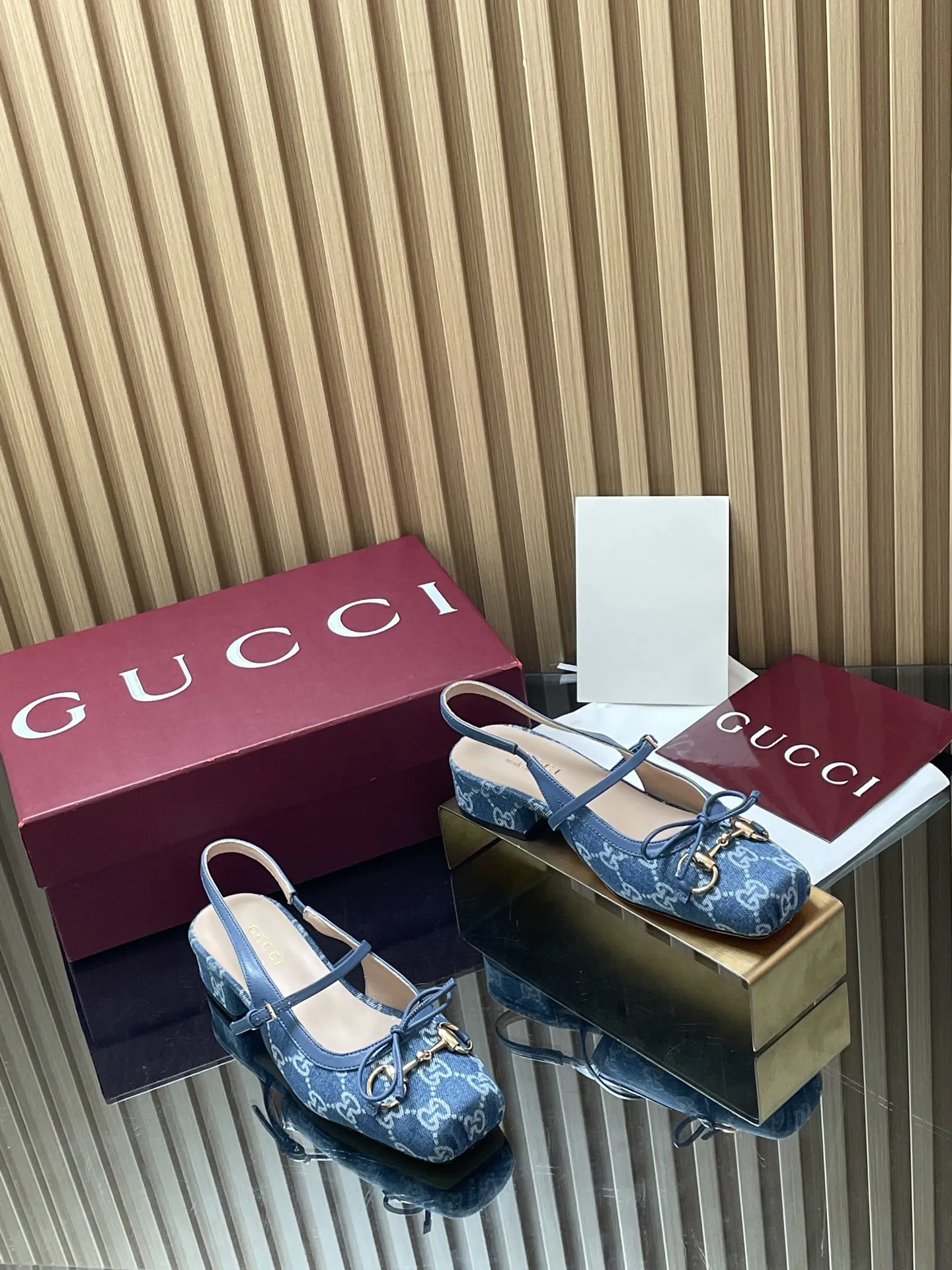 【最终较正色⚠️】GuCC高端精品 2026春夏新款 Horsebit系列新品🆕后系带浅口凉鞋🆕玛丽珍鞋🔥低跟方形方头新式芭蕾鞋💰310💰马衔扣新款小方头鞋🔥经典精致优雅蝴蝶结浅口鞋🔥高质感后系带后空鞋😘\n\n原汁原味原单品质!每个细节皆经过精心细致打造,可与ZG对比如一,无二品质!\n\n这款标志性马衔扣后系带浅口凉鞋选用方形收口鞋头设计,搭配雅致的蝴蝶结细节,致敬传统芭蕾舞鞋型。这款单品甄选G G丹宁牛仔,老花帆布和皮革匠心打造,缀饰浅金色调配件,sacchetto构造配以柔软加衬内底,确保打造出色的穿着舒适感体验👍\n\n面料:原版定制进口羊皮 G布 丹宁牛仔\n五金:东莞大厂开模马衔扣\n内里/垫脚:高端定制羊皮里\n跟高:2.5 c m\n大底:意大利真皮底\n尺码:35-41 (40 41 42定做,不退换)\n\n●意大利创作\n\n🆕红色全套高档原包装