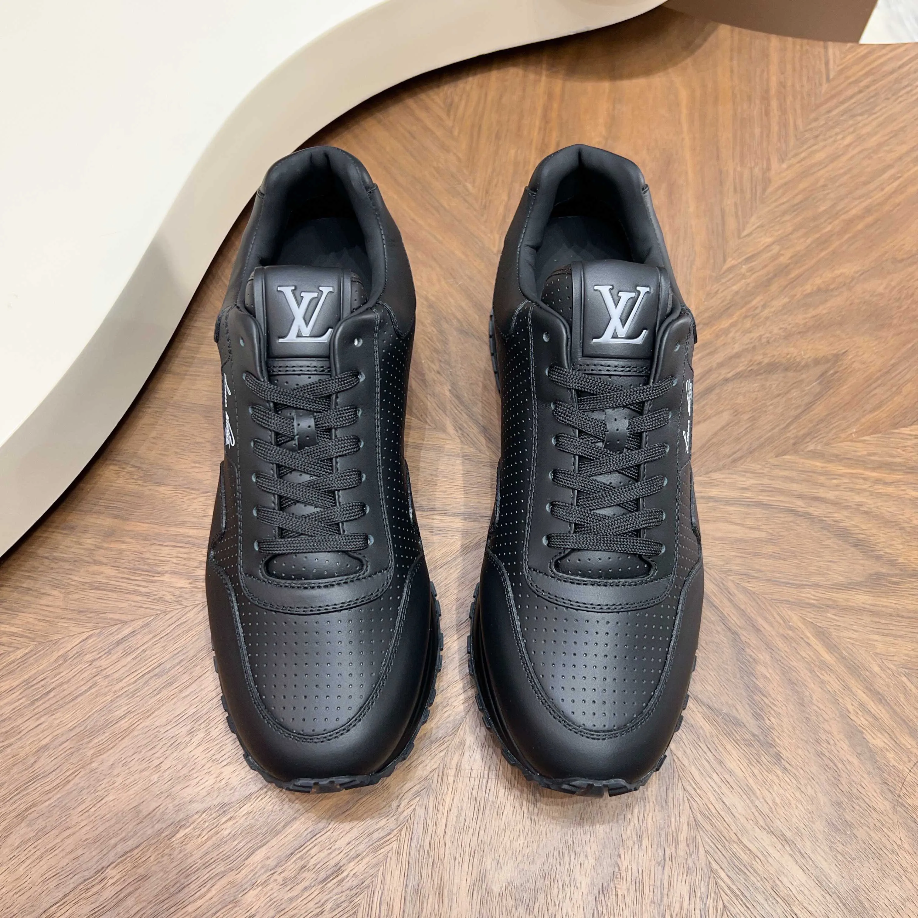 LV 男士休闲运动鞋,经典配色,优质皮革+Monogram压纹,奢华感满满。橡胶鞋底抓地力强,日常穿搭或轻运动都OK!鞋舌和鞋垫有LV标志,细节超精致,舒适又时髦。鞋盒是LV标志性,送礼或收藏都很有仪式感门。实用又有品牌价值,时尚爱好者必入!\nP:380,size:39-44(38.45定做)