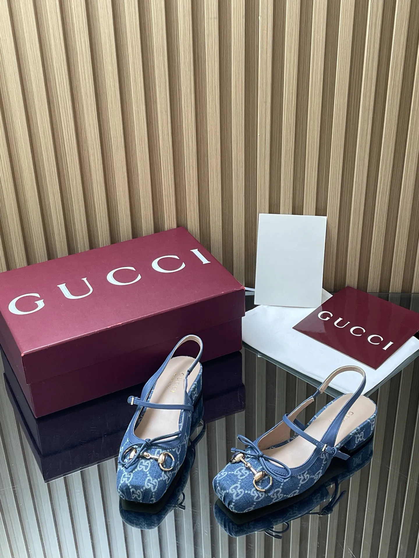 【最终较正色⚠️】GuCC高端精品 2026春夏新款 Horsebit系列新品🆕后系带浅口凉鞋🆕玛丽珍鞋🔥低跟方形方头新式芭蕾鞋💰310💰马衔扣新款小方头鞋🔥经典精致优雅蝴蝶结浅口鞋🔥高质感后系带后空鞋😘\n\n原汁原味原单品质!每个细节皆经过精心细致打造,可与ZG对比如一,无二品质!\n\n这款标志性马衔扣后系带浅口凉鞋选用方形收口鞋头设计,搭配雅致的蝴蝶结细节,致敬传统芭蕾舞鞋型。这款单品甄选G G丹宁牛仔,老花帆布和皮革匠心打造,缀饰浅金色调配件,sacchetto构造配以柔软加衬内底,确保打造出色的穿着舒适感体验👍\n\n面料:原版定制进口羊皮 G布 丹宁牛仔\n五金:东莞大厂开模马衔扣\n内里/垫脚:高端定制羊皮里\n跟高:2.5 c m\n大底:意大利真皮底\n尺码:35-41 (40 41 42定做,不退换)\n\n●意大利创作\n\n🆕红色全套高档原包装