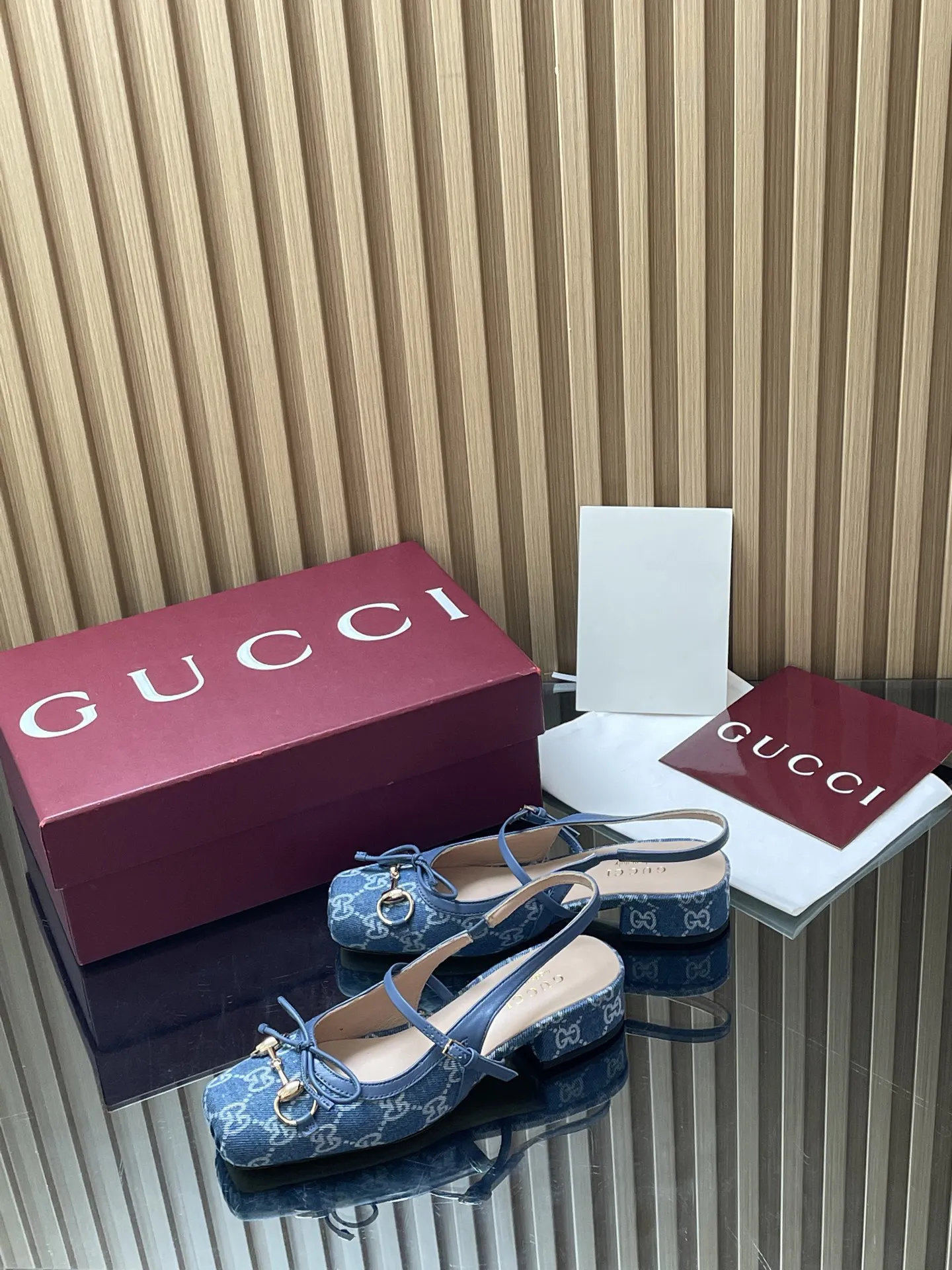 【最终较正色⚠️】GuCC高端精品 2026春夏新款 Horsebit系列新品🆕后系带浅口凉鞋🆕玛丽珍鞋🔥低跟方形方头新式芭蕾鞋💰310💰马衔扣新款小方头鞋🔥经典精致优雅蝴蝶结浅口鞋🔥高质感后系带后空鞋😘\n\n原汁原味原单品质!每个细节皆经过精心细致打造,可与ZG对比如一,无二品质!\n\n这款标志性马衔扣后系带浅口凉鞋选用方形收口鞋头设计,搭配雅致的蝴蝶结细节,致敬传统芭蕾舞鞋型。这款单品甄选G G丹宁牛仔,老花帆布和皮革匠心打造,缀饰浅金色调配件,sacchetto构造配以柔软加衬内底,确保打造出色的穿着舒适感体验👍\n\n面料:原版定制进口羊皮 G布 丹宁牛仔\n五金:东莞大厂开模马衔扣\n内里/垫脚:高端定制羊皮里\n跟高:2.5 c m\n大底:意大利真皮底\n尺码:35-41 (40 41 42定做,不退换)\n\n●意大利创作\n\n🆕红色全套高档原包装
