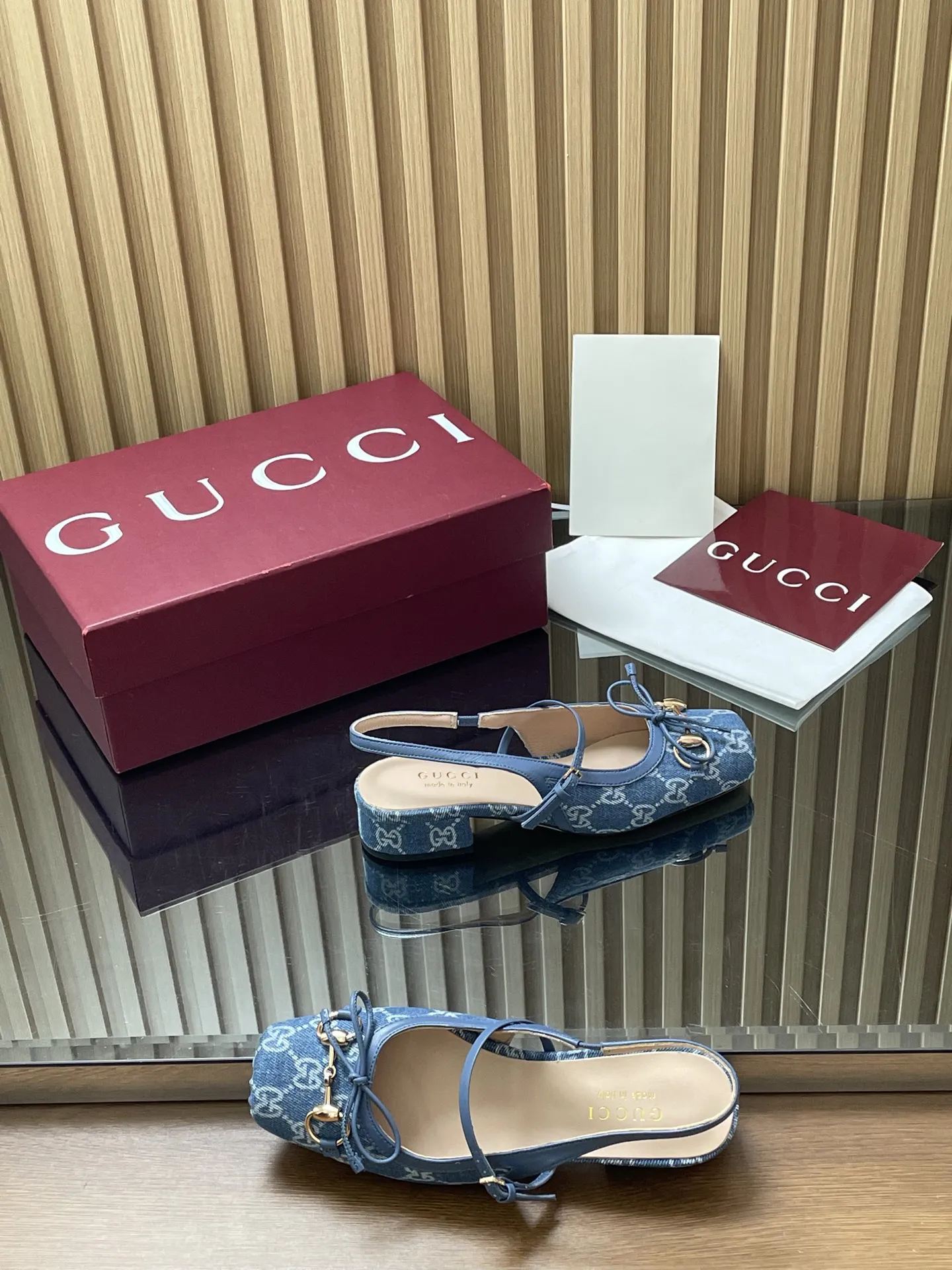 【最终较正色⚠️】GuCC高端精品 2026春夏新款 Horsebit系列新品🆕后系带浅口凉鞋🆕玛丽珍鞋🔥低跟方形方头新式芭蕾鞋💰310💰马衔扣新款小方头鞋🔥经典精致优雅蝴蝶结浅口鞋🔥高质感后系带后空鞋😘\n\n原汁原味原单品质!每个细节皆经过精心细致打造,可与ZG对比如一,无二品质!\n\n这款标志性马衔扣后系带浅口凉鞋选用方形收口鞋头设计,搭配雅致的蝴蝶结细节,致敬传统芭蕾舞鞋型。这款单品甄选G G丹宁牛仔,老花帆布和皮革匠心打造,缀饰浅金色调配件,sacchetto构造配以柔软加衬内底,确保打造出色的穿着舒适感体验👍\n\n面料:原版定制进口羊皮 G布 丹宁牛仔\n五金:东莞大厂开模马衔扣\n内里/垫脚:高端定制羊皮里\n跟高:2.5 c m\n大底:意大利真皮底\n尺码:35-41 (40 41 42定做,不退换)\n\n●意大利创作\n\n🆕红色全套高档原包装