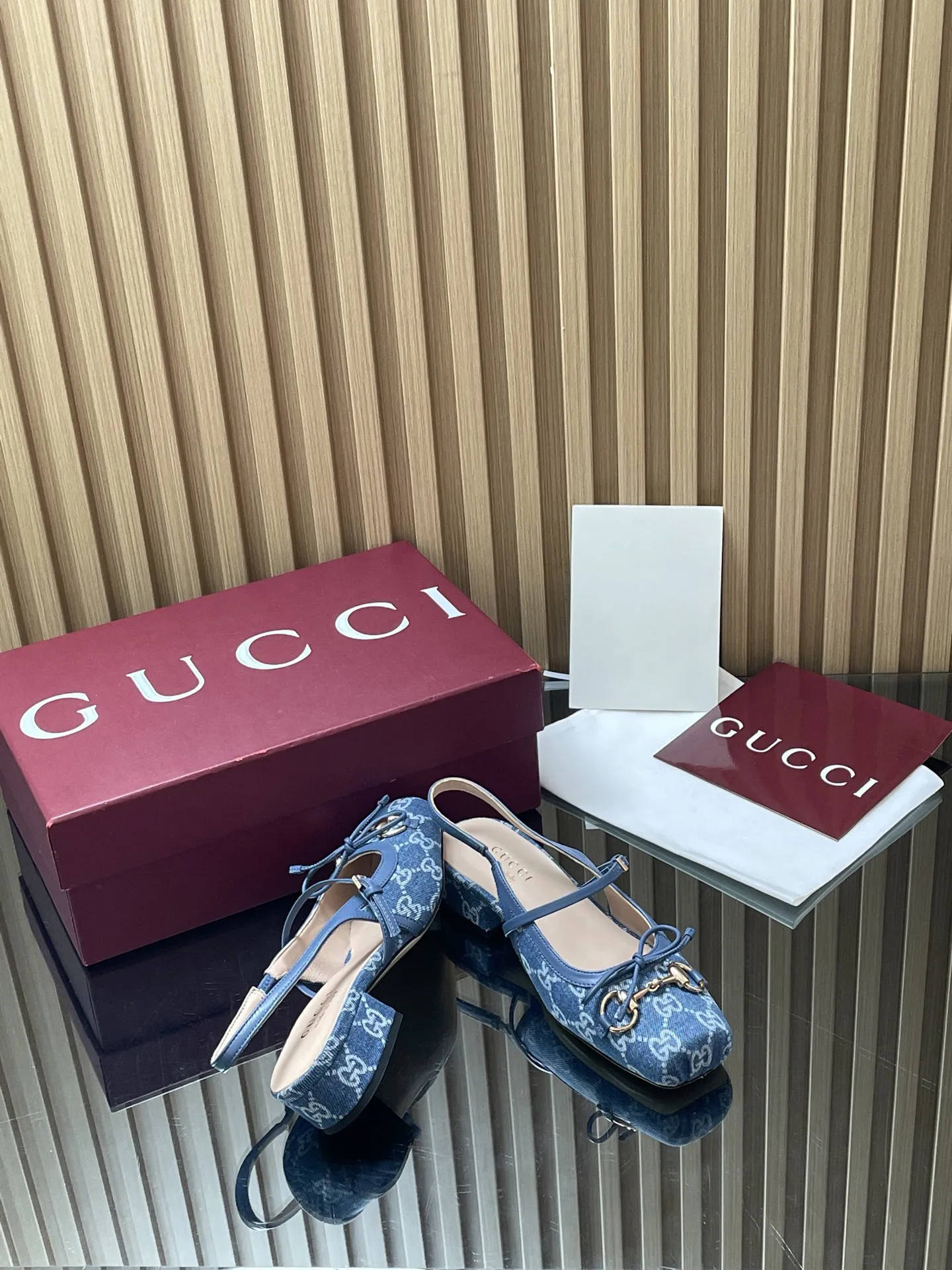 【最终较正色⚠️】GuCC高端精品 2026春夏新款 Horsebit系列新品🆕后系带浅口凉鞋🆕玛丽珍鞋🔥低跟方形方头新式芭蕾鞋💰310💰马衔扣新款小方头鞋🔥经典精致优雅蝴蝶结浅口鞋🔥高质感后系带后空鞋😘\n\n原汁原味原单品质!每个细节皆经过精心细致打造,可与ZG对比如一,无二品质!\n\n这款标志性马衔扣后系带浅口凉鞋选用方形收口鞋头设计,搭配雅致的蝴蝶结细节,致敬传统芭蕾舞鞋型。这款单品甄选G G丹宁牛仔,老花帆布和皮革匠心打造,缀饰浅金色调配件,sacchetto构造配以柔软加衬内底,确保打造出色的穿着舒适感体验👍\n\n面料:原版定制进口羊皮 G布 丹宁牛仔\n五金:东莞大厂开模马衔扣\n内里/垫脚:高端定制羊皮里\n跟高:2.5 c m\n大底:意大利真皮底\n尺码:35-41 (40 41 42定做,不退换)\n\n●意大利创作\n\n🆕红色全套高档原包装