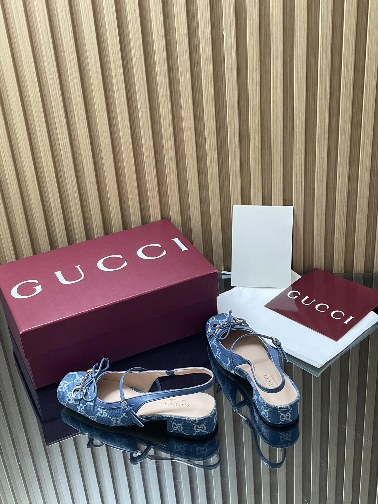 【最终较正色⚠️】GuCC高端精品 2026春夏新款 Horsebit系列新品🆕后系带浅口凉鞋🆕玛丽珍鞋🔥低跟方形方头新式芭蕾鞋💰310💰马衔扣新款小方头鞋🔥经典精致优雅蝴蝶结浅口鞋🔥高质感后系带后空鞋😘\n\n原汁原味原单品质!每个细节皆经过精心细致打造，可与ZG对比如一，无二品质！\n\n这款标志性马衔扣后系带浅口凉鞋选用方形收口鞋头设计，搭配雅致的蝴蝶结细节，致敬传统芭蕾舞鞋型。这款单品甄选G G丹宁牛仔，老花帆布和皮革匠心打造，缀饰浅金色调配件，sacchetto构造配以柔软加衬内底，确保打造出色的穿着舒适感体验👍\n\n面料：原版定制进口羊皮 G布 丹宁牛仔\n五金：东莞大厂开模马衔扣\n内里／垫脚：高端定制羊皮里\n跟高：2.5 c m\n大底：意大利真皮底\n尺码：35-41 （40 41 42定做，不退换）\n\n●意大利创作\n\n🆕红色全套高档原包装