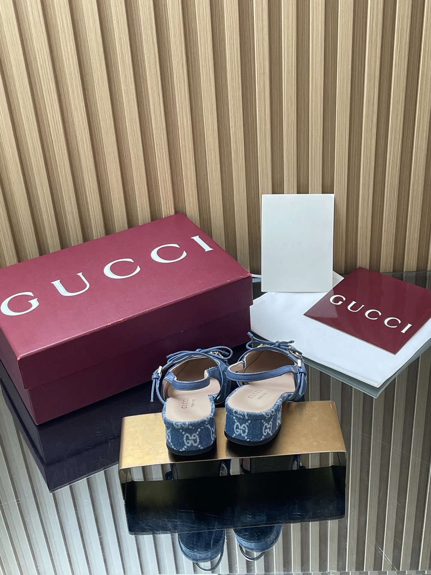 【最终较正色⚠️】GuCC高端精品 2026春夏新款 Horsebit系列新品🆕后系带浅口凉鞋🆕玛丽珍鞋🔥低跟方形方头新式芭蕾鞋💰310💰马衔扣新款小方头鞋🔥经典精致优雅蝴蝶结浅口鞋🔥高质感后系带后空鞋😘\n\n原汁原味原单品质!每个细节皆经过精心细致打造,可与ZG对比如一,无二品质!\n\n这款标志性马衔扣后系带浅口凉鞋选用方形收口鞋头设计,搭配雅致的蝴蝶结细节,致敬传统芭蕾舞鞋型。这款单品甄选G G丹宁牛仔,老花帆布和皮革匠心打造,缀饰浅金色调配件,sacchetto构造配以柔软加衬内底,确保打造出色的穿着舒适感体验👍\n\n面料:原版定制进口羊皮 G布 丹宁牛仔\n五金:东莞大厂开模马衔扣\n内里/垫脚:高端定制羊皮里\n跟高:2.5 c m\n大底:意大利真皮底\n尺码:35-41 (40 41 42定做,不退换)\n\n●意大利创作\n\n🆕红色全套高档原包装