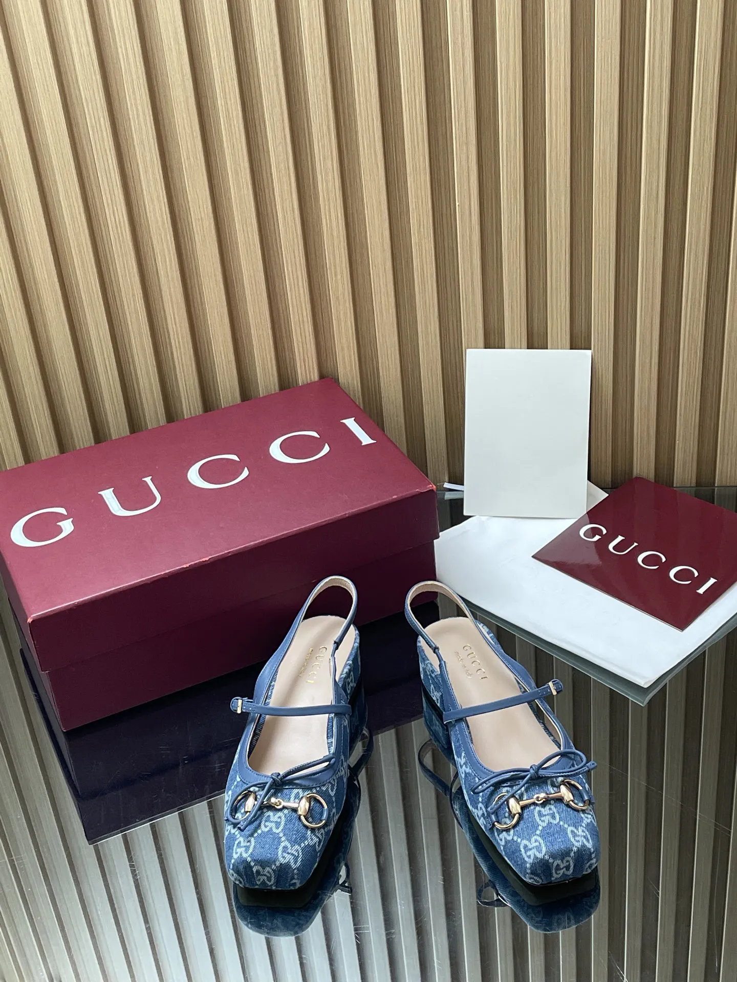 【最终较正色⚠️】GuCC高端精品 2026春夏新款 Horsebit系列新品🆕后系带浅口凉鞋🆕玛丽珍鞋🔥低跟方形方头新式芭蕾鞋💰310💰马衔扣新款小方头鞋🔥经典精致优雅蝴蝶结浅口鞋🔥高质感后系带后空鞋😘\n\n原汁原味原单品质!每个细节皆经过精心细致打造,可与ZG对比如一,无二品质!\n\n这款标志性马衔扣后系带浅口凉鞋选用方形收口鞋头设计,搭配雅致的蝴蝶结细节,致敬传统芭蕾舞鞋型。这款单品甄选G G丹宁牛仔,老花帆布和皮革匠心打造,缀饰浅金色调配件,sacchetto构造配以柔软加衬内底,确保打造出色的穿着舒适感体验👍\n\n面料:原版定制进口羊皮 G布 丹宁牛仔\n五金:东莞大厂开模马衔扣\n内里/垫脚:高端定制羊皮里\n跟高:2.5 c m\n大底:意大利真皮底\n尺码:35-41 (40 41 42定做,不退换)\n\n●意大利创作\n\n🆕红色全套高档原包装