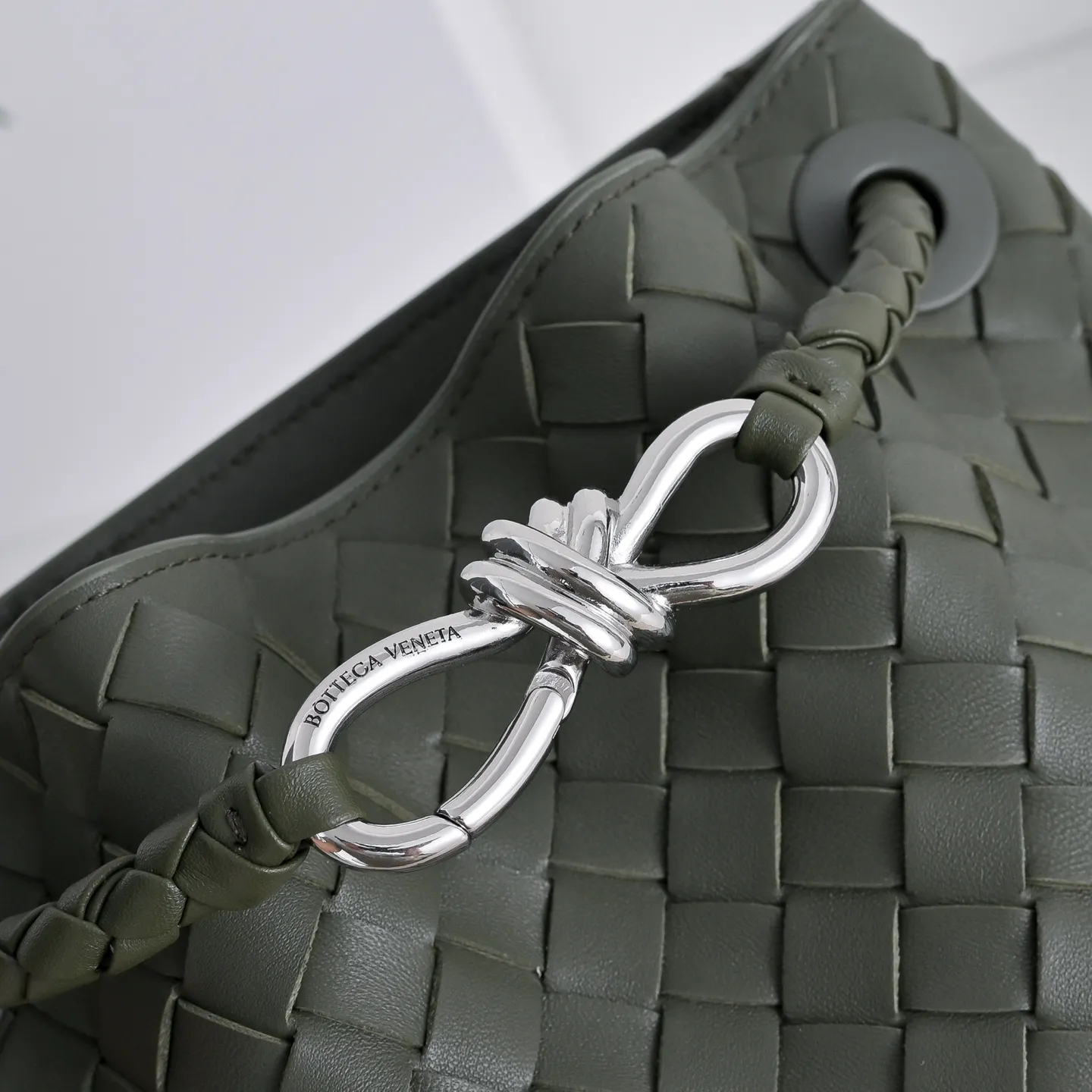 p1030 Bottega Veneta Andiamo编织水桶包,采用Intrecciato手工编织工艺,Nappa小羊皮材质,触感柔软细腻,金属绳结扣设计简约又有辨识度,既是开合又是装饰,容量适中,通勤休闲都能轻松驾驭,手拎、腋下、斜挎多种背法,实用又时髦,秋冬搭配大衣毛衣,轻松打造慵懒高级氛围感 款号:5759 尺寸:18.5*30*11cm
