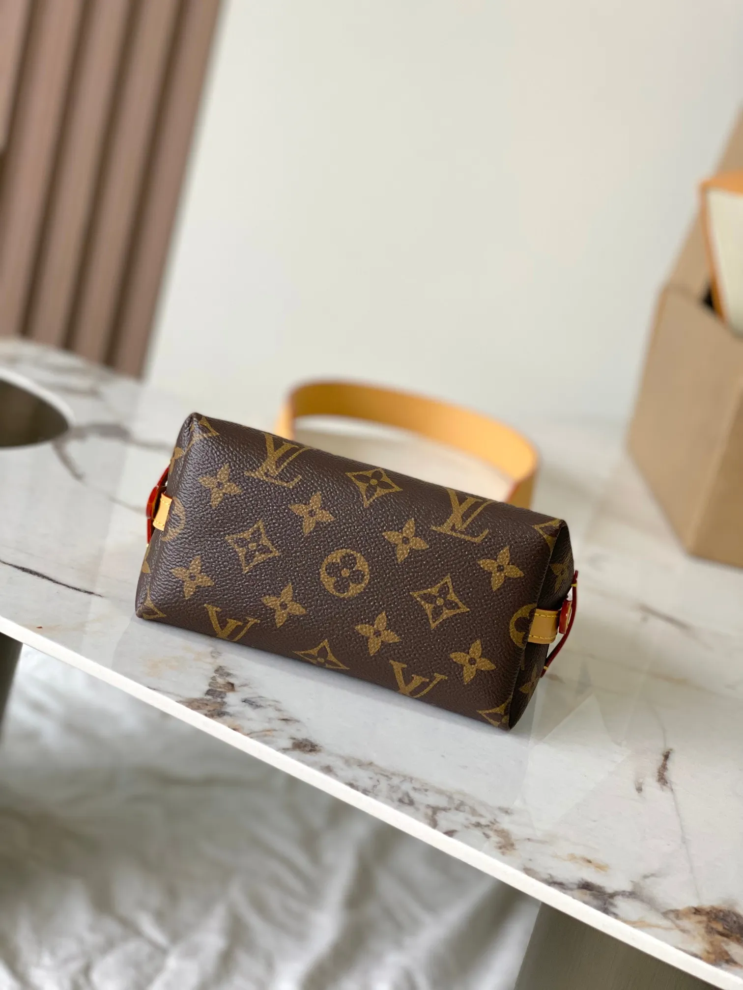 P470 【特级MB163c芯片版原厂皮】 本款 STEAMER 30 手袋 型号：M2A711 材料：A级全钢五金，进口原厂面料 包装：全套原厂免税MB包装 尺寸：16*9.5*15