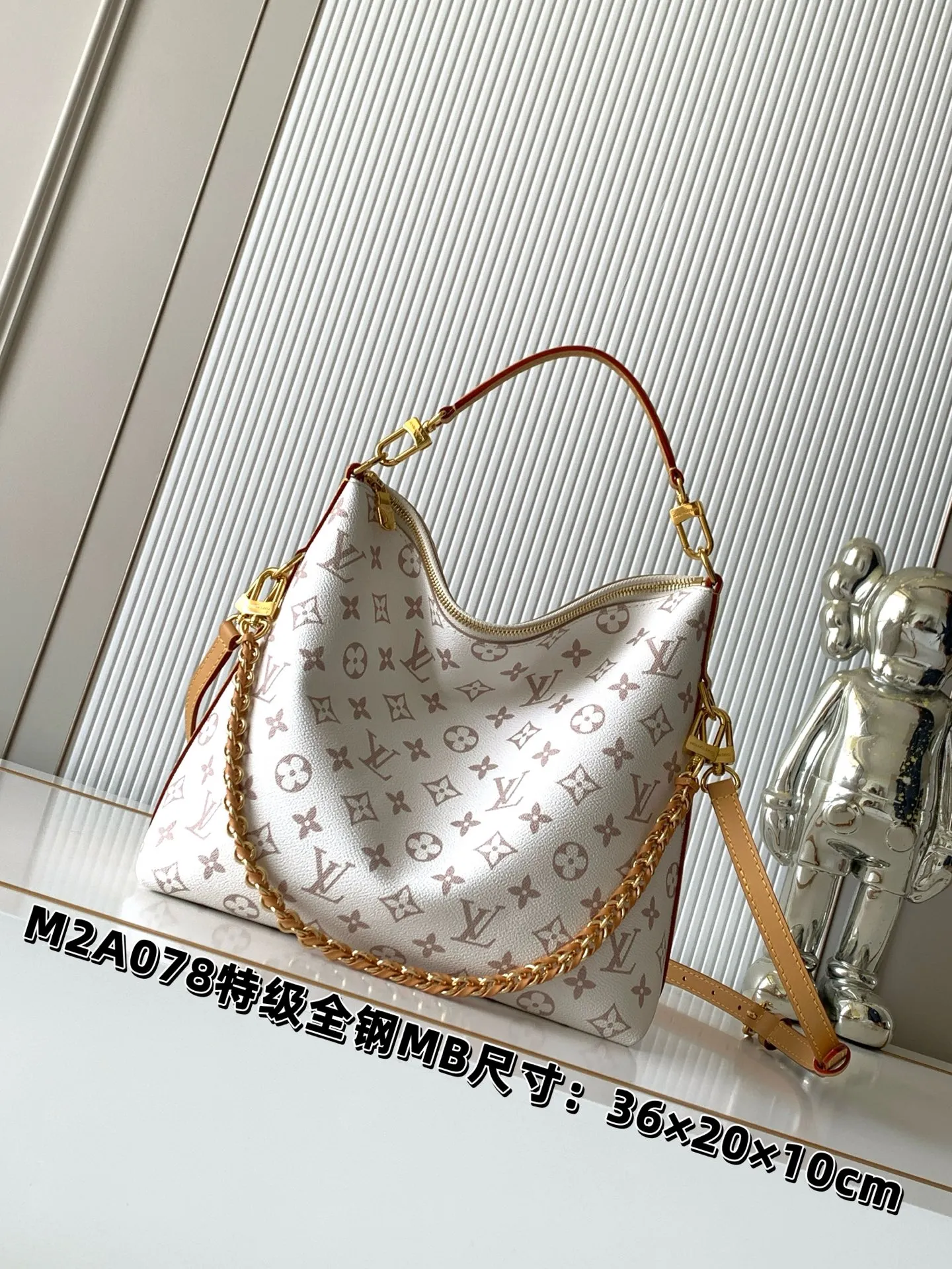 P💰770 款号M2A078白花【特级全钢五金163c01动态变码芯片】这款Multipass包是一款现代款式，适合任何场合。唤起Express包，它由标志性的Monogram帆布制成，轮廓灵活，并带有对比鲜明的天然皮革装饰。金色金属饰面，包括可拆卸的编织链，为整体带来了精致的音符。 尺寸：30x26x10厘米