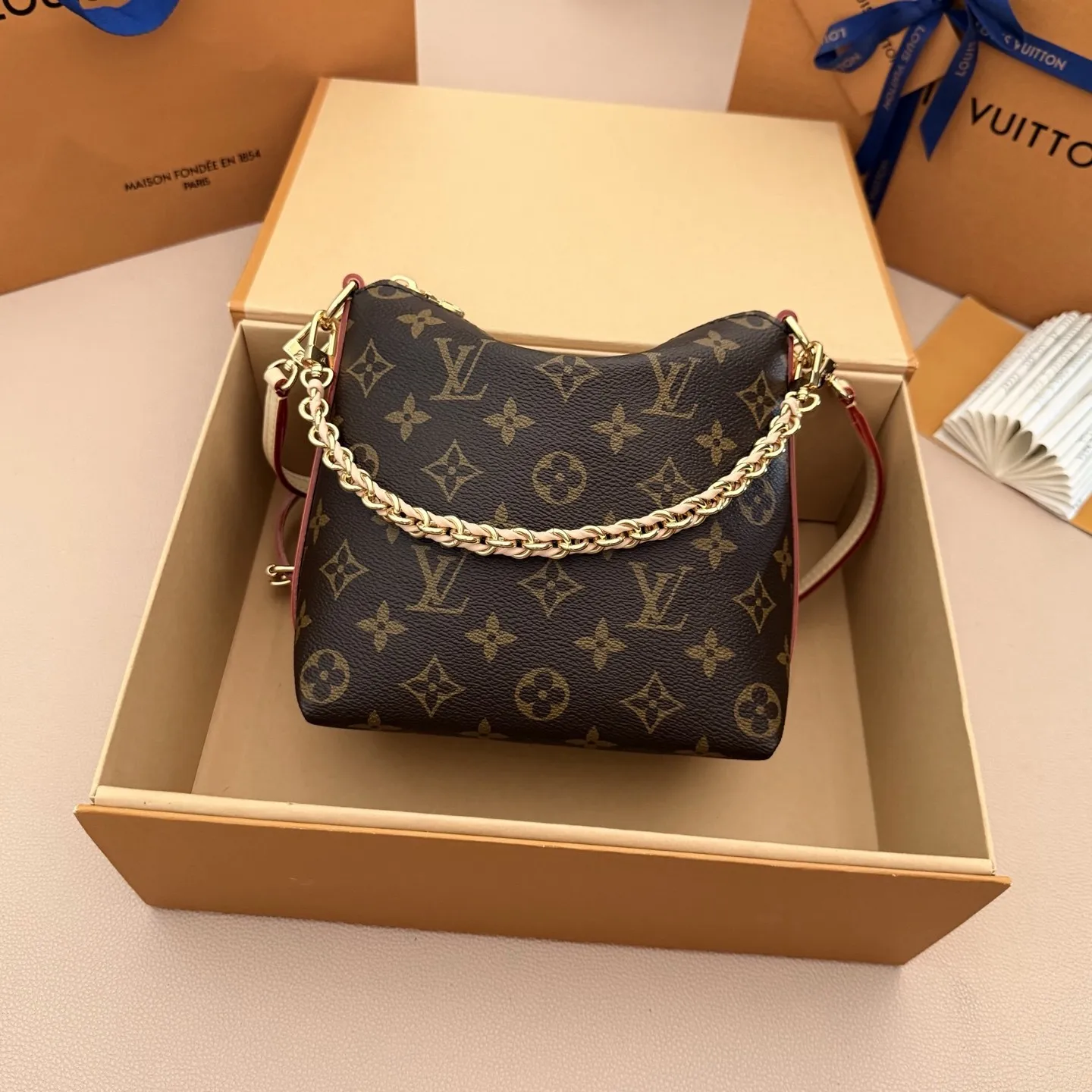 🔝 MULTIPASS 手袋 型号:中号:老花M27825 白M2A078 迷你:老花M29099 ❥(同步电子163C01变码芯片) 本款 Multipass Mini 手袋以经典 Monogram 帆布重释 Multipass 设计。牛皮革肩带便于斜挎背携,金属链条点缀工致意趣,二者均可按需拆卸。宽裕空间可容纳日常所需,轻松搭配工作与周末造型。 尺寸:中号 30*26*10 迷你17.5*18*9.5