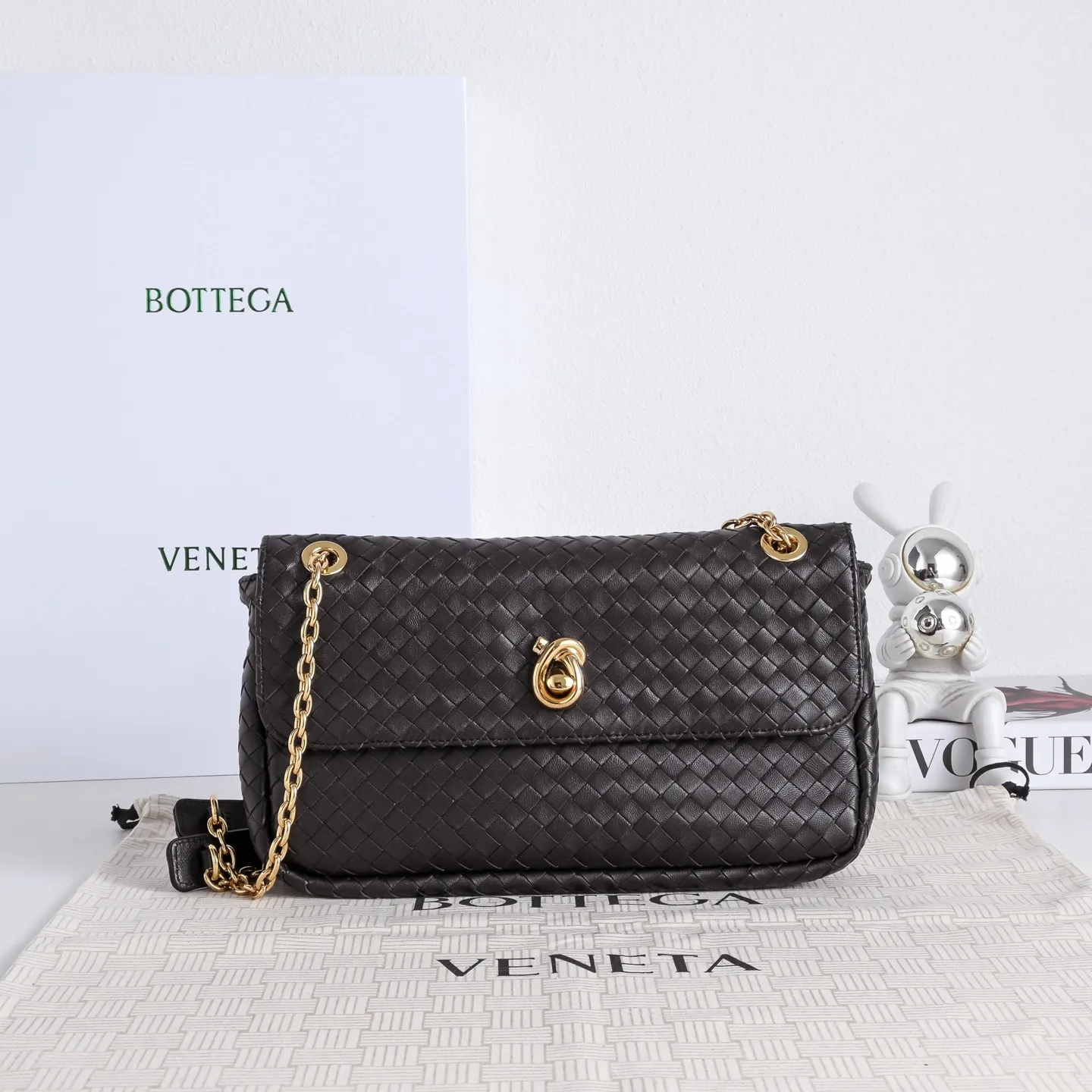 p930 BOTTEGA VENETA葆蝶家全新Madison，源自品牌纽约首店街名，自带复古底蕴✨ 甄选软糯轻盈小羊皮，上手像黄油般顺滑，经典品牌编织纹路尽显低调，绳结灵感扭锁搭配黄铜质感，精致又不张扬！滑动斜挎链条背带搭配皮革肩垫，斜挎单肩都舒服不勒肩。最戳我的是记忆翻盖，软乎乎的却能调整包型，想慵懒随性就摊开背，想利落干练就收起来，一只有N种背法！内里是软糯的羊皮革，主隔层＋拉链口袋的设计，日常通勤的手机、粉饼、钥匙都能轻松装下，兼顾颜值和实用性，打工人的需求它都懂。 款号：6648 尺寸：27*16*6cm
