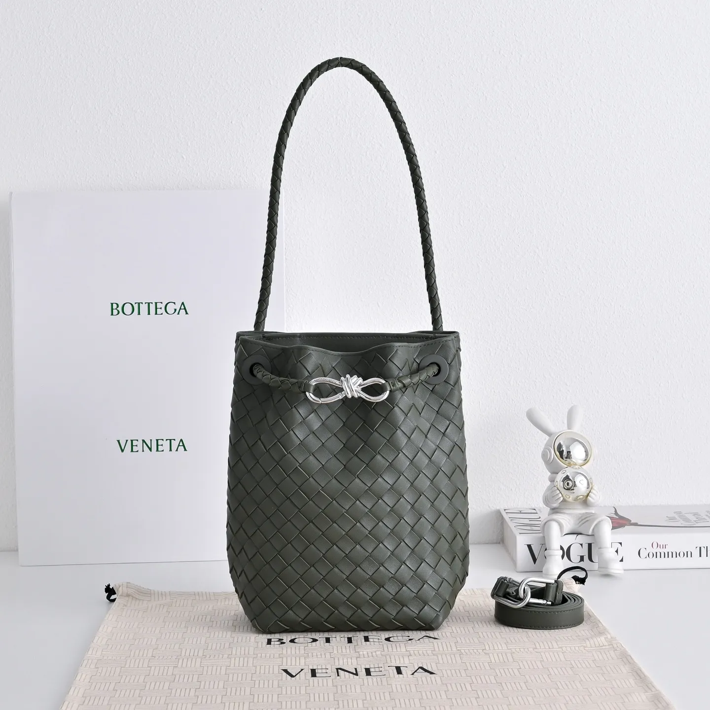 p1030 Bottega Veneta Andiamo编织水桶包，采用Intrecciato手工编织工艺，Nappa小羊皮材质，触感柔软细腻，金属绳结扣设计简约又有辨识度，既是开合又是装饰，容量适中，通勤休闲都能轻松驾驭，手拎、腋下、斜挎多种背法，实用又时髦，秋冬搭配大衣毛衣，轻松打造慵懒高级氛围感 款号：5759 尺寸：18.5*30*11cm