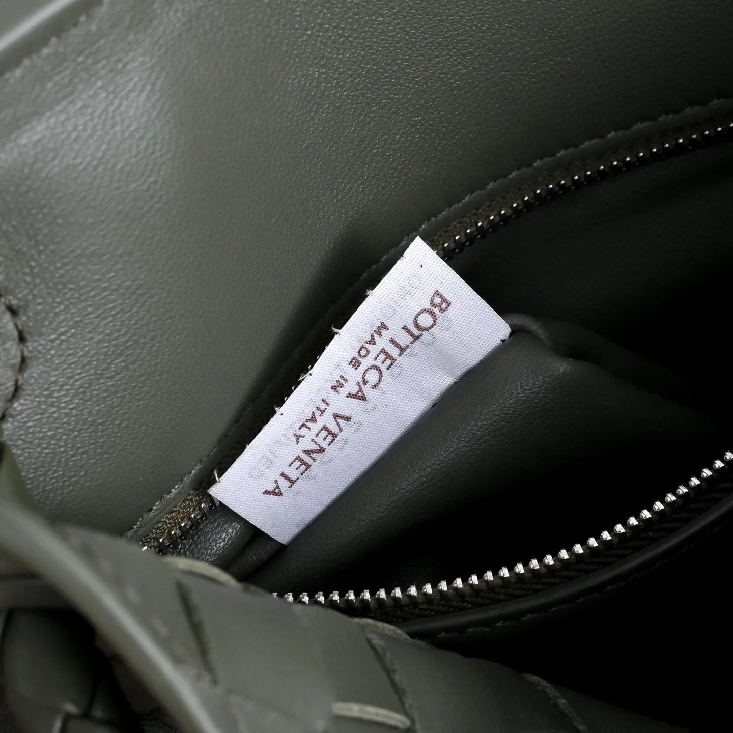 p1030 Bottega Veneta Andiamo编织水桶包，采用Intrecciato手工编织工艺，Nappa小羊皮材质，触感柔软细腻，金属绳结扣设计简约又有辨识度，既是开合又是装饰，容量适中，通勤休闲都能轻松驾驭，手拎、腋下、斜挎多种背法，实用又时髦，秋冬搭配大衣毛衣，轻松打造慵懒高级氛围感 款号：5759 尺寸：18.5*30*11cm