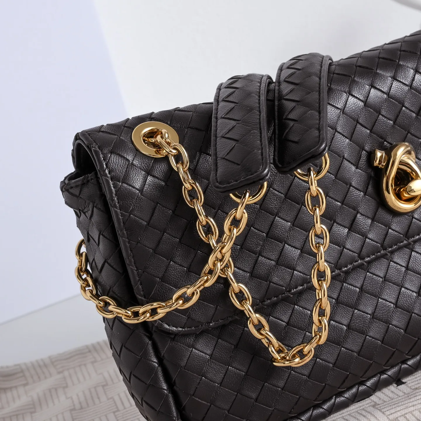 p930 BOTTEGA VENETA葆蝶家全新Madison，源自品牌纽约首店街名，自带复古底蕴✨ 甄选软糯轻盈小羊皮，上手像黄油般顺滑，经典品牌编织纹路尽显低调，绳结灵感扭锁搭配黄铜质感，精致又不张扬！滑动斜挎链条背带搭配皮革肩垫，斜挎单肩都舒服不勒肩。最戳我的是记忆翻盖，软乎乎的却能调整包型，想慵懒随性就摊开背，想利落干练就收起来，一只有N种背法！内里是软糯的羊皮革，主隔层＋拉链口袋的设计，日常通勤的手机、粉饼、钥匙都能轻松装下，兼顾颜值和实用性，打工人的需求它都懂。 款号：6648 尺寸：27*16*6cm