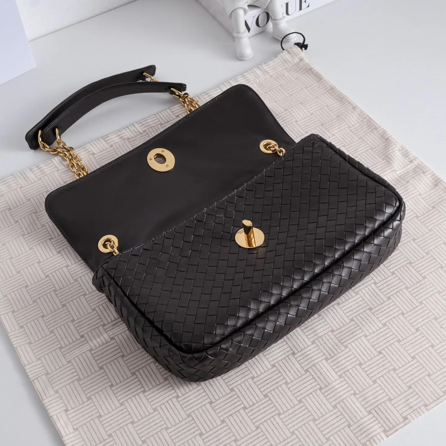 p930 BOTTEGA VENETA葆蝶家全新Madison,源自品牌纽约首店街名,自带复古底蕴✨ 甄选软糯轻盈小羊皮,上手像黄油般顺滑,经典品牌编织纹路尽显低调,绳结灵感扭锁搭配黄铜质感,精致又不张扬!滑动斜挎链条背带搭配皮革肩垫,斜挎单肩都舒服不勒肩。最戳我的是记忆翻盖,软乎乎的却能调整包型,想慵懒随性就摊开背,想利落干练就收起来,一只有N种背法!内里是软糯的羊皮革,主隔层+拉链口袋的设计,日常通勤的手机、粉饼、钥匙都能轻松装下,兼顾颜值和实用性,打工人的需求它都懂。 款号:6648 尺寸:27*16*6cm