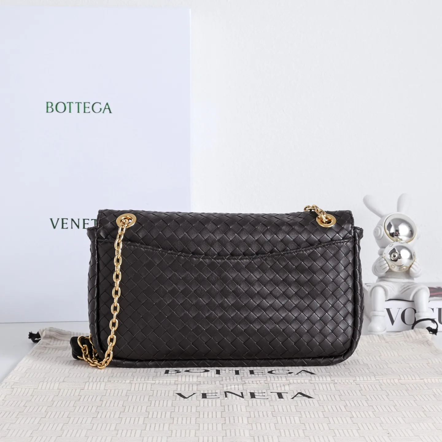 p930 BOTTEGA VENETA葆蝶家全新Madison,源自品牌纽约首店街名,自带复古底蕴✨ 甄选软糯轻盈小羊皮,上手像黄油般顺滑,经典品牌编织纹路尽显低调,绳结灵感扭锁搭配黄铜质感,精致又不张扬!滑动斜挎链条背带搭配皮革肩垫,斜挎单肩都舒服不勒肩。最戳我的是记忆翻盖,软乎乎的却能调整包型,想慵懒随性就摊开背,想利落干练就收起来,一只有N种背法!内里是软糯的羊皮革,主隔层+拉链口袋的设计,日常通勤的手机、粉饼、钥匙都能轻松装下,兼顾颜值和实用性,打工人的需求它都懂。 款号:6648 尺寸:27*16*6cm