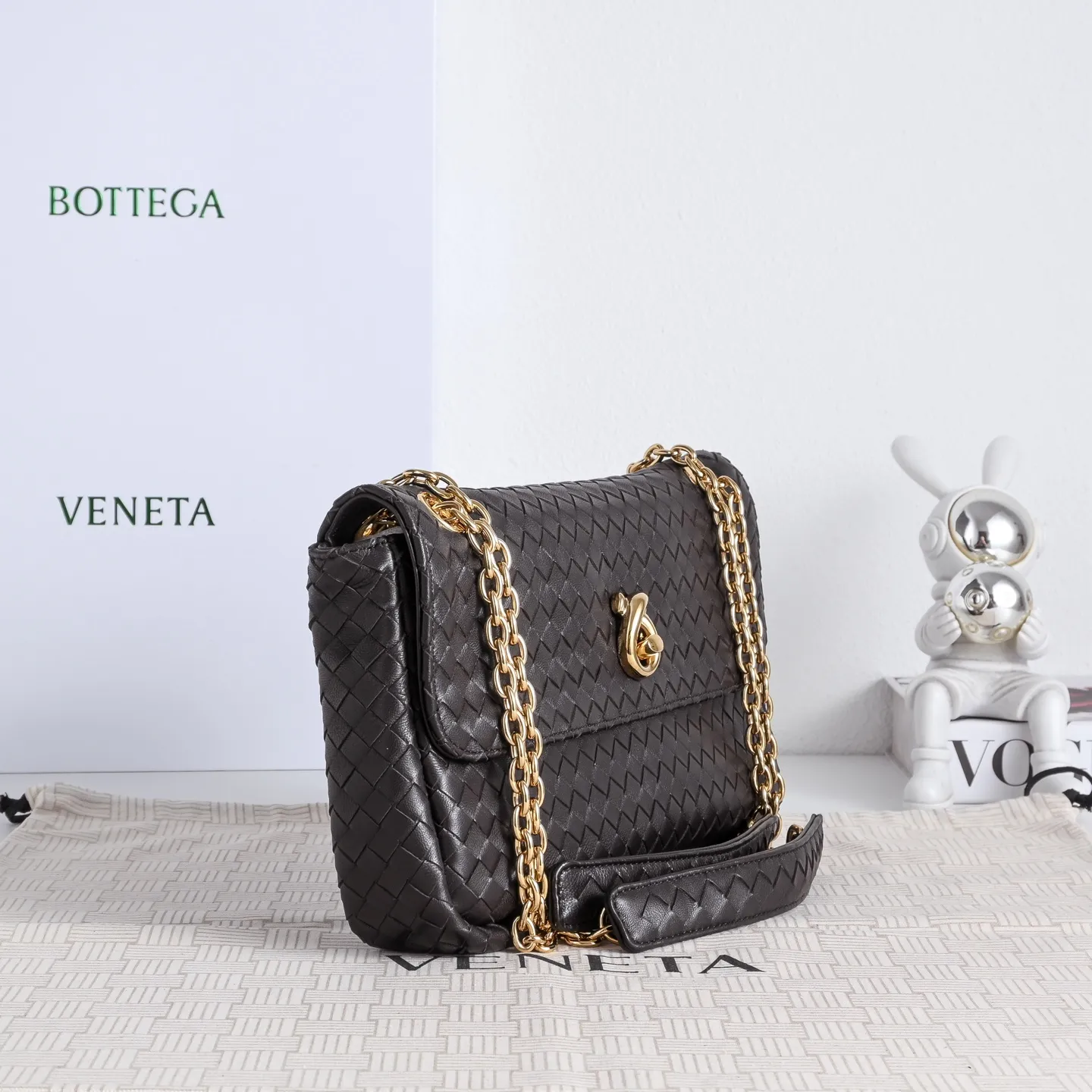 p930 BOTTEGA VENETA葆蝶家全新Madison,源自品牌纽约首店街名,自带复古底蕴✨ 甄选软糯轻盈小羊皮,上手像黄油般顺滑,经典品牌编织纹路尽显低调,绳结灵感扭锁搭配黄铜质感,精致又不张扬!滑动斜挎链条背带搭配皮革肩垫,斜挎单肩都舒服不勒肩。最戳我的是记忆翻盖,软乎乎的却能调整包型,想慵懒随性就摊开背,想利落干练就收起来,一只有N种背法!内里是软糯的羊皮革,主隔层+拉链口袋的设计,日常通勤的手机、粉饼、钥匙都能轻松装下,兼顾颜值和实用性,打工人的需求它都懂。 款号:6648 尺寸:27*16*6cm