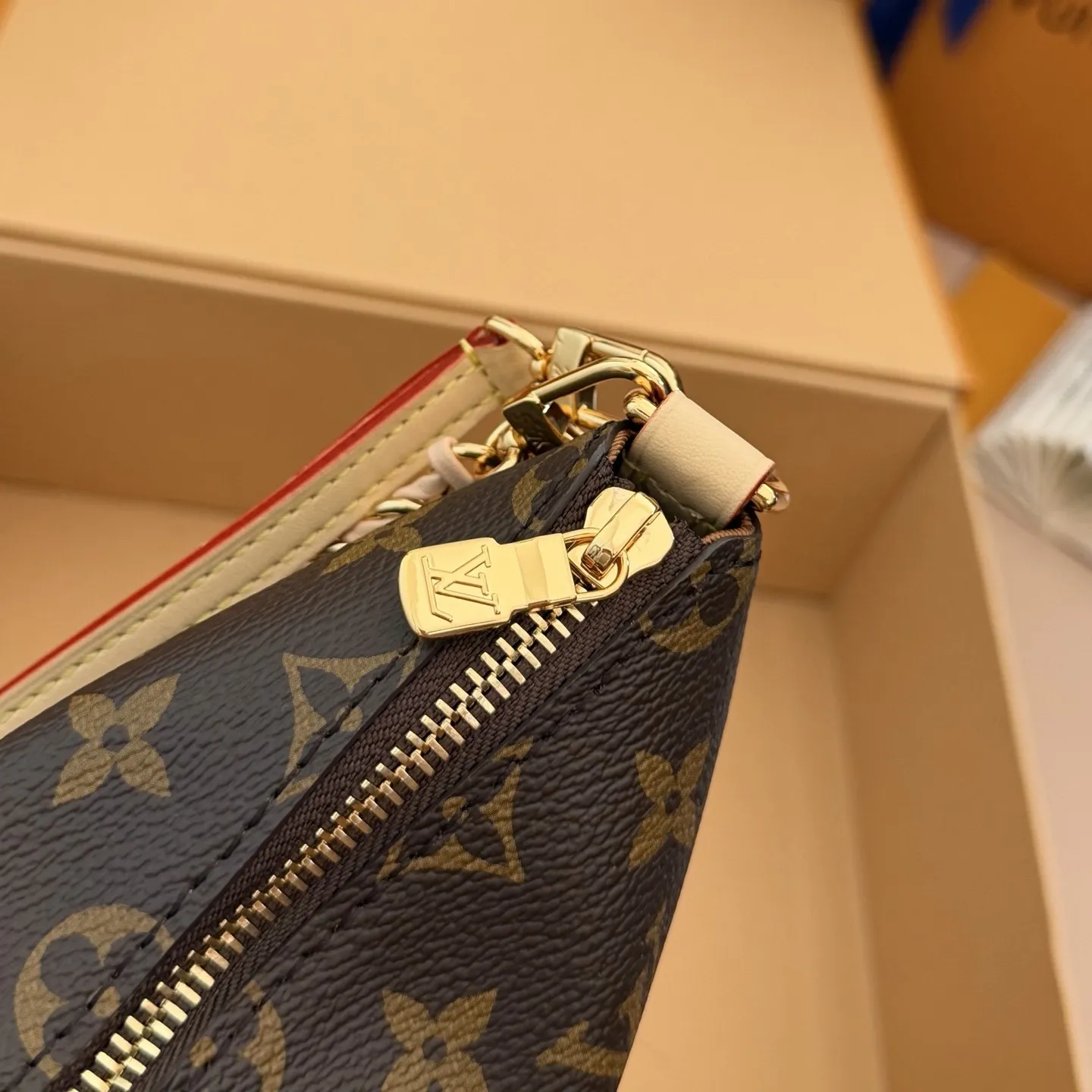 🔝 MULTIPASS 手袋 型号:中号:老花M27825 白M2A078 迷你:老花M29099 ❥(同步电子163C01变码芯片) 本款 Multipass Mini 手袋以经典 Monogram 帆布重释 Multipass 设计。牛皮革肩带便于斜挎背携,金属链条点缀工致意趣,二者均可按需拆卸。宽裕空间可容纳日常所需,轻松搭配工作与周末造型。 尺寸:中号 30*26*10 迷你17.5*18*9.5