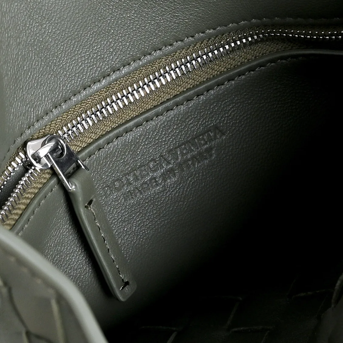 p1030 Bottega Veneta Andiamo编织水桶包，采用Intrecciato手工编织工艺，Nappa小羊皮材质，触感柔软细腻，金属绳结扣设计简约又有辨识度，既是开合又是装饰，容量适中，通勤休闲都能轻松驾驭，手拎、腋下、斜挎多种背法，实用又时髦，秋冬搭配大衣毛衣，轻松打造慵懒高级氛围感 款号：5759 尺寸：18.5*30*11cm