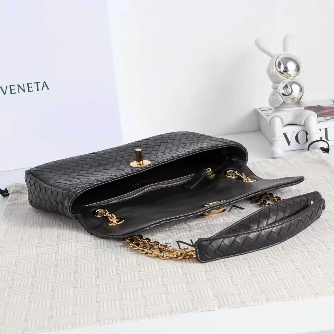 p930 BOTTEGA VENETA葆蝶家全新Madison，源自品牌纽约首店街名，自带复古底蕴✨ 甄选软糯轻盈小羊皮，上手像黄油般顺滑，经典品牌编织纹路尽显低调，绳结灵感扭锁搭配黄铜质感，精致又不张扬！滑动斜挎链条背带搭配皮革肩垫，斜挎单肩都舒服不勒肩。最戳我的是记忆翻盖，软乎乎的却能调整包型，想慵懒随性就摊开背，想利落干练就收起来，一只有N种背法！内里是软糯的羊皮革，主隔层＋拉链口袋的设计，日常通勤的手机、粉饼、钥匙都能轻松装下，兼顾颜值和实用性，打工人的需求它都懂。 款号：6648 尺寸：27*16*6cm