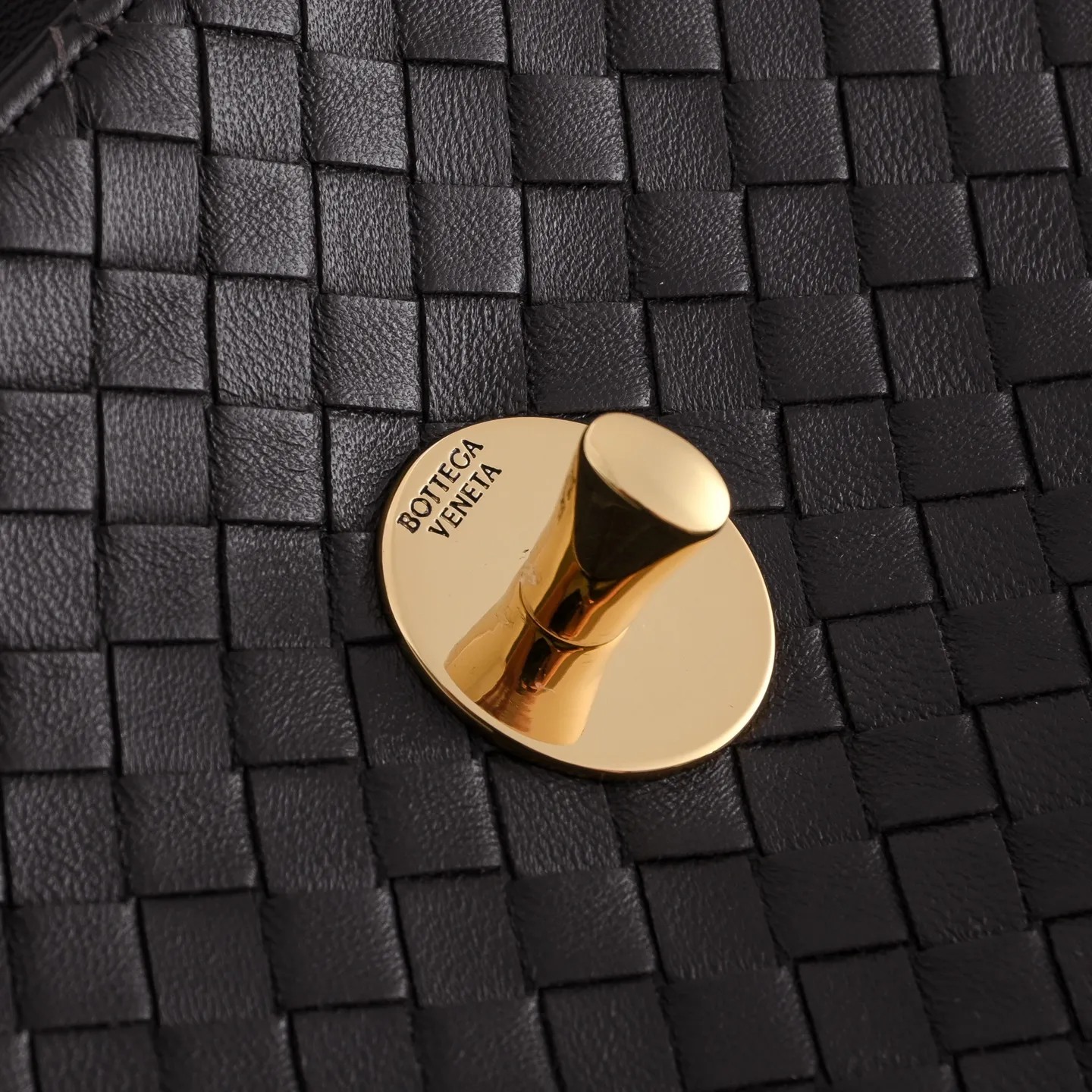 p930 BOTTEGA VENETA葆蝶家全新Madison,源自品牌纽约首店街名,自带复古底蕴✨ 甄选软糯轻盈小羊皮,上手像黄油般顺滑,经典品牌编织纹路尽显低调,绳结灵感扭锁搭配黄铜质感,精致又不张扬!滑动斜挎链条背带搭配皮革肩垫,斜挎单肩都舒服不勒肩。最戳我的是记忆翻盖,软乎乎的却能调整包型,想慵懒随性就摊开背,想利落干练就收起来,一只有N种背法!内里是软糯的羊皮革,主隔层+拉链口袋的设计,日常通勤的手机、粉饼、钥匙都能轻松装下,兼顾颜值和实用性,打工人的需求它都懂。 款号:6648 尺寸:27*16*6cm