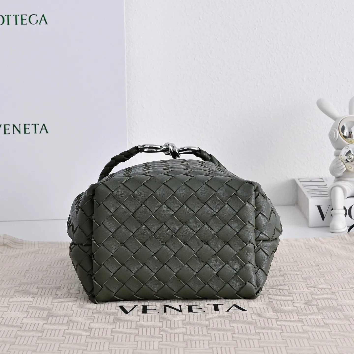 p1030 Bottega Veneta Andiamo编织水桶包，采用Intrecciato手工编织工艺，Nappa小羊皮材质，触感柔软细腻，金属绳结扣设计简约又有辨识度，既是开合又是装饰，容量适中，通勤休闲都能轻松驾驭，手拎、腋下、斜挎多种背法，实用又时髦，秋冬搭配大衣毛衣，轻松打造慵懒高级氛围感 款号：5759 尺寸：18.5*30*11cm