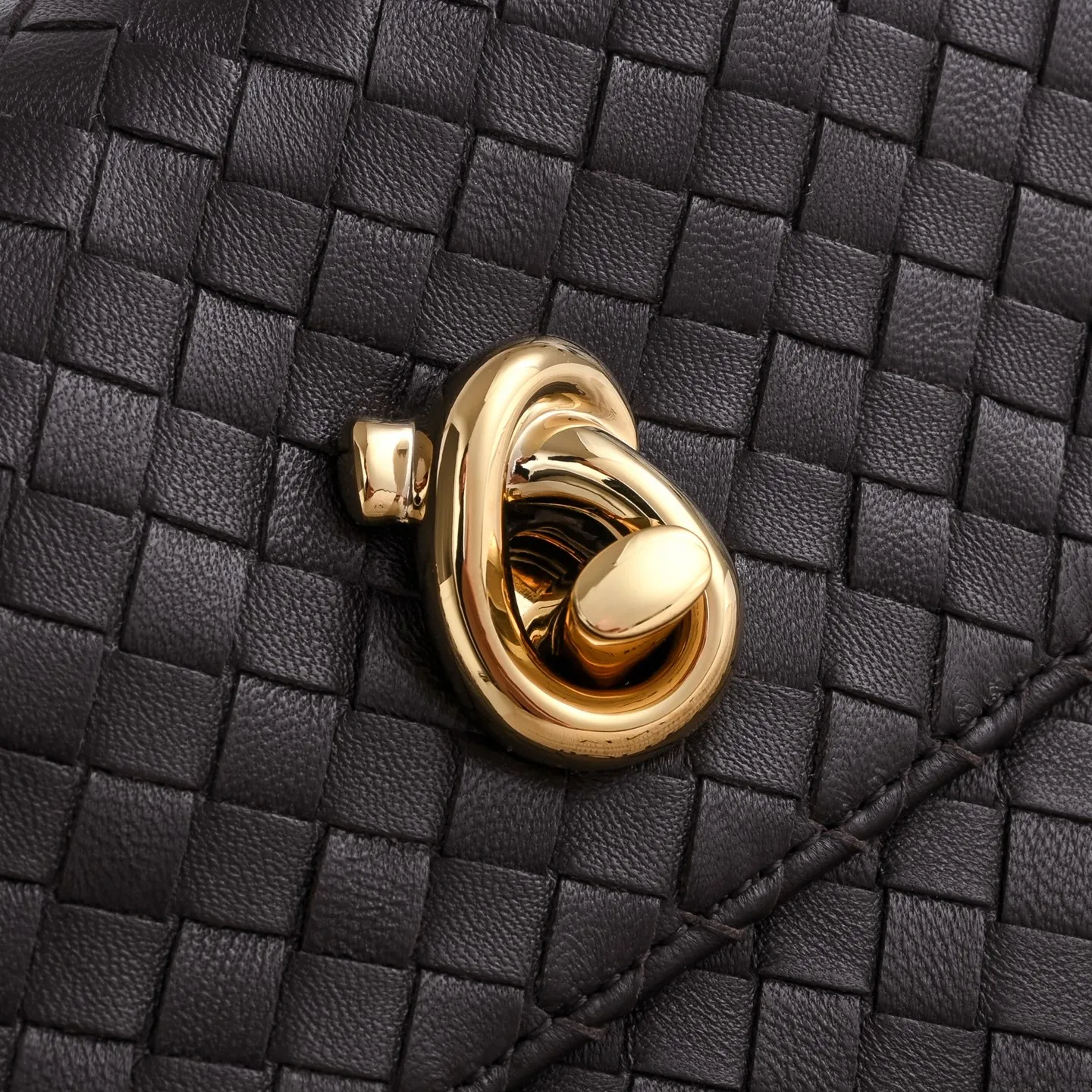 p930 BOTTEGA VENETA葆蝶家全新Madison,源自品牌纽约首店街名,自带复古底蕴✨ 甄选软糯轻盈小羊皮,上手像黄油般顺滑,经典品牌编织纹路尽显低调,绳结灵感扭锁搭配黄铜质感,精致又不张扬!滑动斜挎链条背带搭配皮革肩垫,斜挎单肩都舒服不勒肩。最戳我的是记忆翻盖,软乎乎的却能调整包型,想慵懒随性就摊开背,想利落干练就收起来,一只有N种背法!内里是软糯的羊皮革,主隔层+拉链口袋的设计,日常通勤的手机、粉饼、钥匙都能轻松装下,兼顾颜值和实用性,打工人的需求它都懂。 款号:6648 尺寸:27*16*6cm