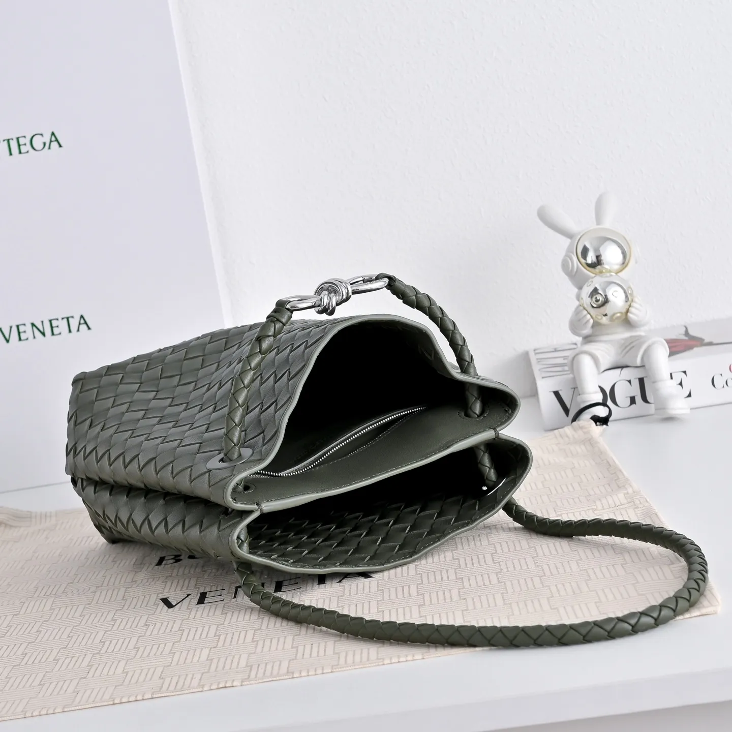 p1030 Bottega Veneta Andiamo编织水桶包，采用Intrecciato手工编织工艺，Nappa小羊皮材质，触感柔软细腻，金属绳结扣设计简约又有辨识度，既是开合又是装饰，容量适中，通勤休闲都能轻松驾驭，手拎、腋下、斜挎多种背法，实用又时髦，秋冬搭配大衣毛衣，轻松打造慵懒高级氛围感 款号：5759 尺寸：18.5*30*11cm