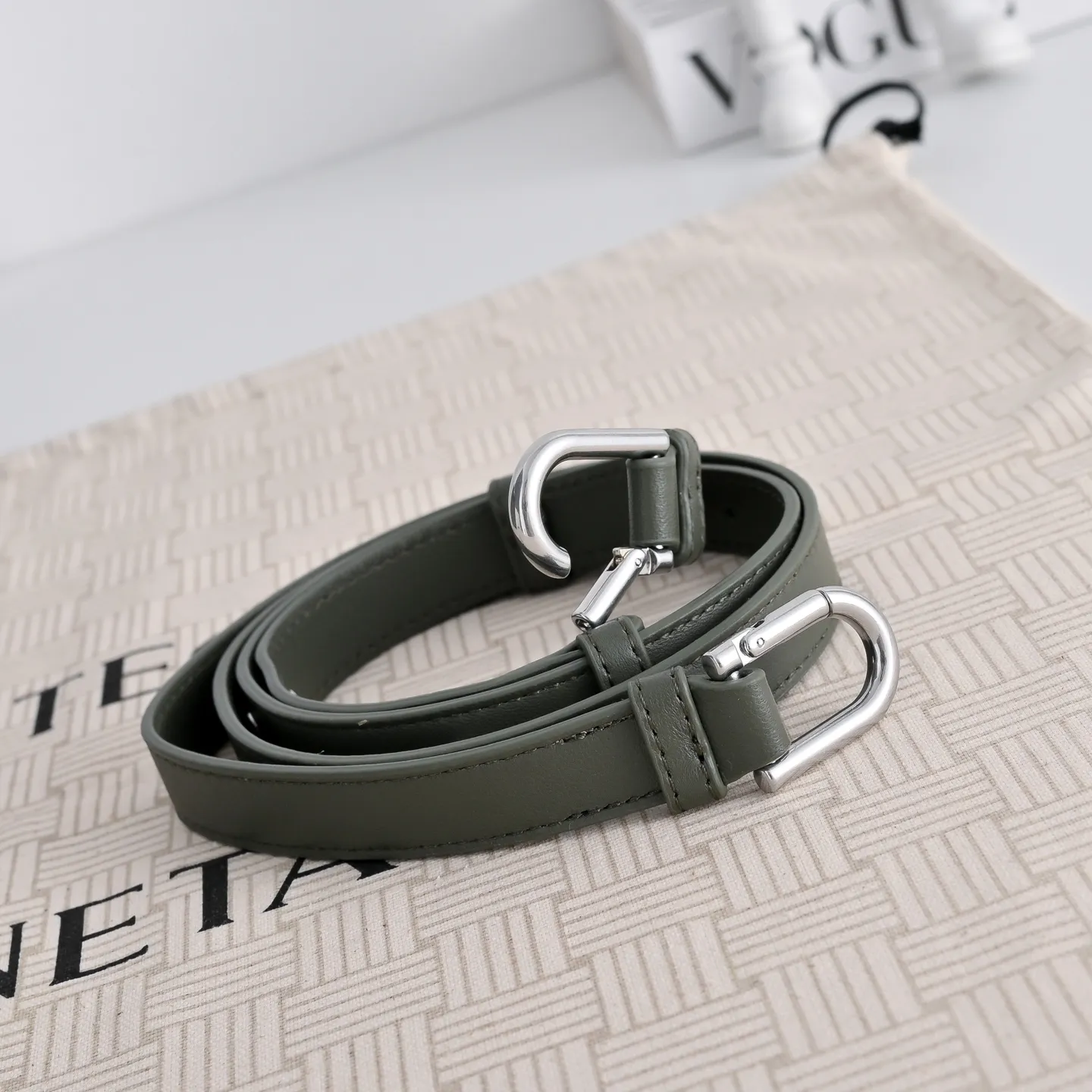 p1030 Bottega Veneta Andiamo编织水桶包，采用Intrecciato手工编织工艺，Nappa小羊皮材质，触感柔软细腻，金属绳结扣设计简约又有辨识度，既是开合又是装饰，容量适中，通勤休闲都能轻松驾驭，手拎、腋下、斜挎多种背法，实用又时髦，秋冬搭配大衣毛衣，轻松打造慵懒高级氛围感 款号：5759 尺寸：18.5*30*11cm