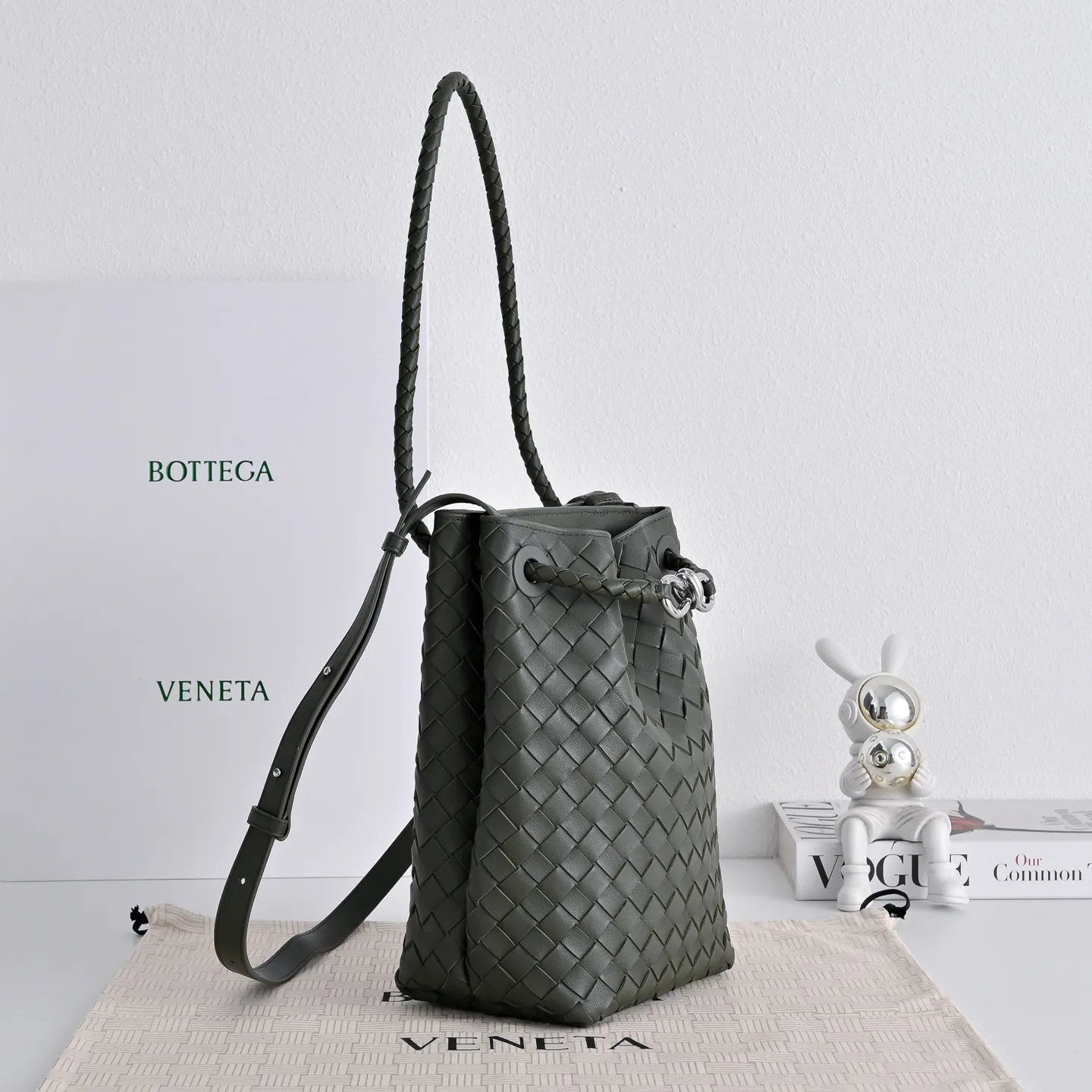 p1030 Bottega Veneta Andiamo编织水桶包，采用Intrecciato手工编织工艺，Nappa小羊皮材质，触感柔软细腻，金属绳结扣设计简约又有辨识度，既是开合又是装饰，容量适中，通勤休闲都能轻松驾驭，手拎、腋下、斜挎多种背法，实用又时髦，秋冬搭配大衣毛衣，轻松打造慵懒高级氛围感 款号：5759 尺寸：18.5*30*11cm