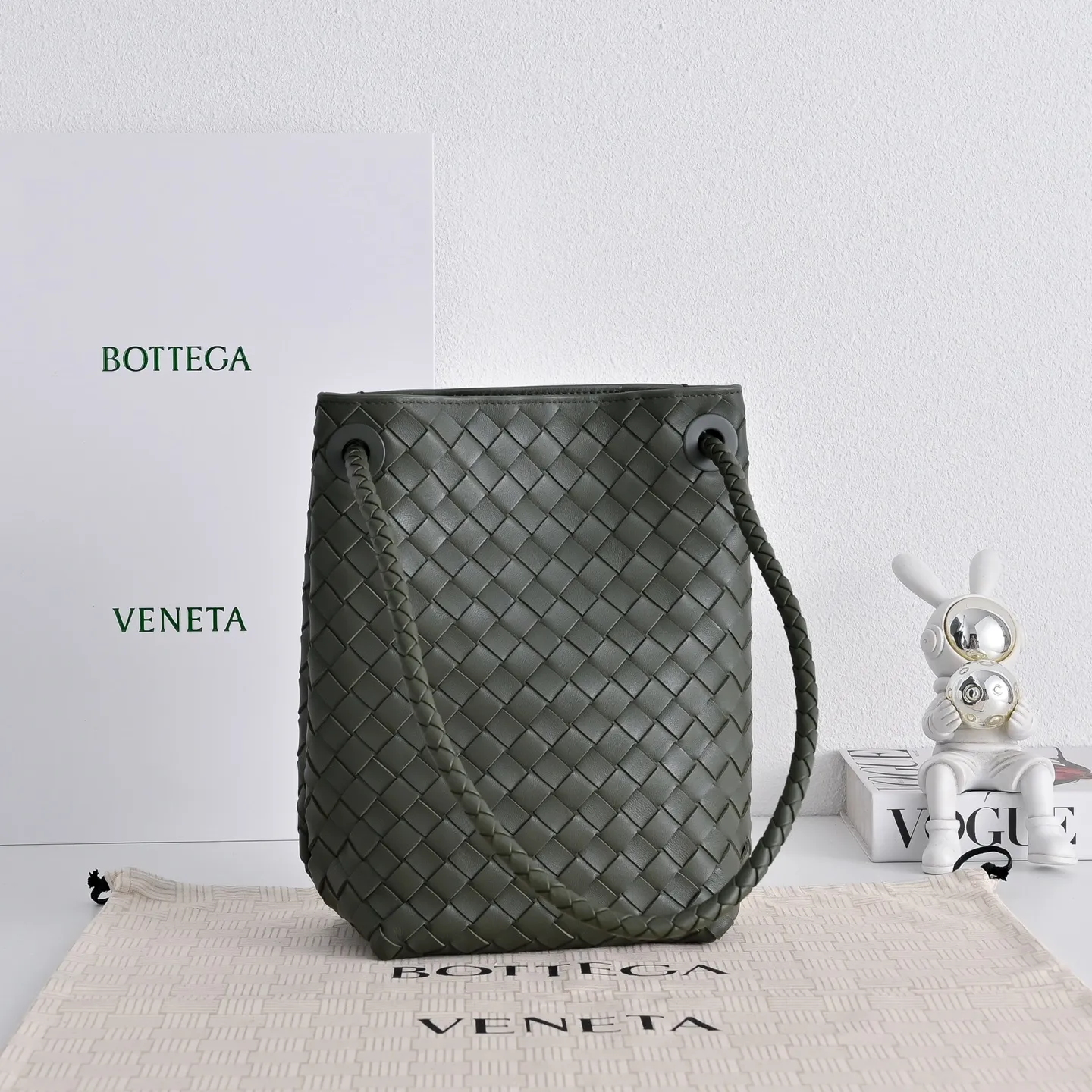 p1030 Bottega Veneta Andiamo编织水桶包，采用Intrecciato手工编织工艺，Nappa小羊皮材质，触感柔软细腻，金属绳结扣设计简约又有辨识度，既是开合又是装饰，容量适中，通勤休闲都能轻松驾驭，手拎、腋下、斜挎多种背法，实用又时髦，秋冬搭配大衣毛衣，轻松打造慵懒高级氛围感 款号：5759 尺寸：18.5*30*11cm