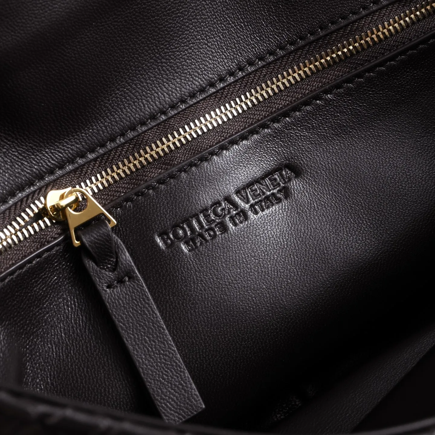 p930 BOTTEGA VENETA葆蝶家全新Madison，源自品牌纽约首店街名，自带复古底蕴✨ 甄选软糯轻盈小羊皮，上手像黄油般顺滑，经典品牌编织纹路尽显低调，绳结灵感扭锁搭配黄铜质感，精致又不张扬！滑动斜挎链条背带搭配皮革肩垫，斜挎单肩都舒服不勒肩。最戳我的是记忆翻盖，软乎乎的却能调整包型，想慵懒随性就摊开背，想利落干练就收起来，一只有N种背法！内里是软糯的羊皮革，主隔层＋拉链口袋的设计，日常通勤的手机、粉饼、钥匙都能轻松装下，兼顾颜值和实用性，打工人的需求它都懂。 款号：6648 尺寸：27*16*6cm