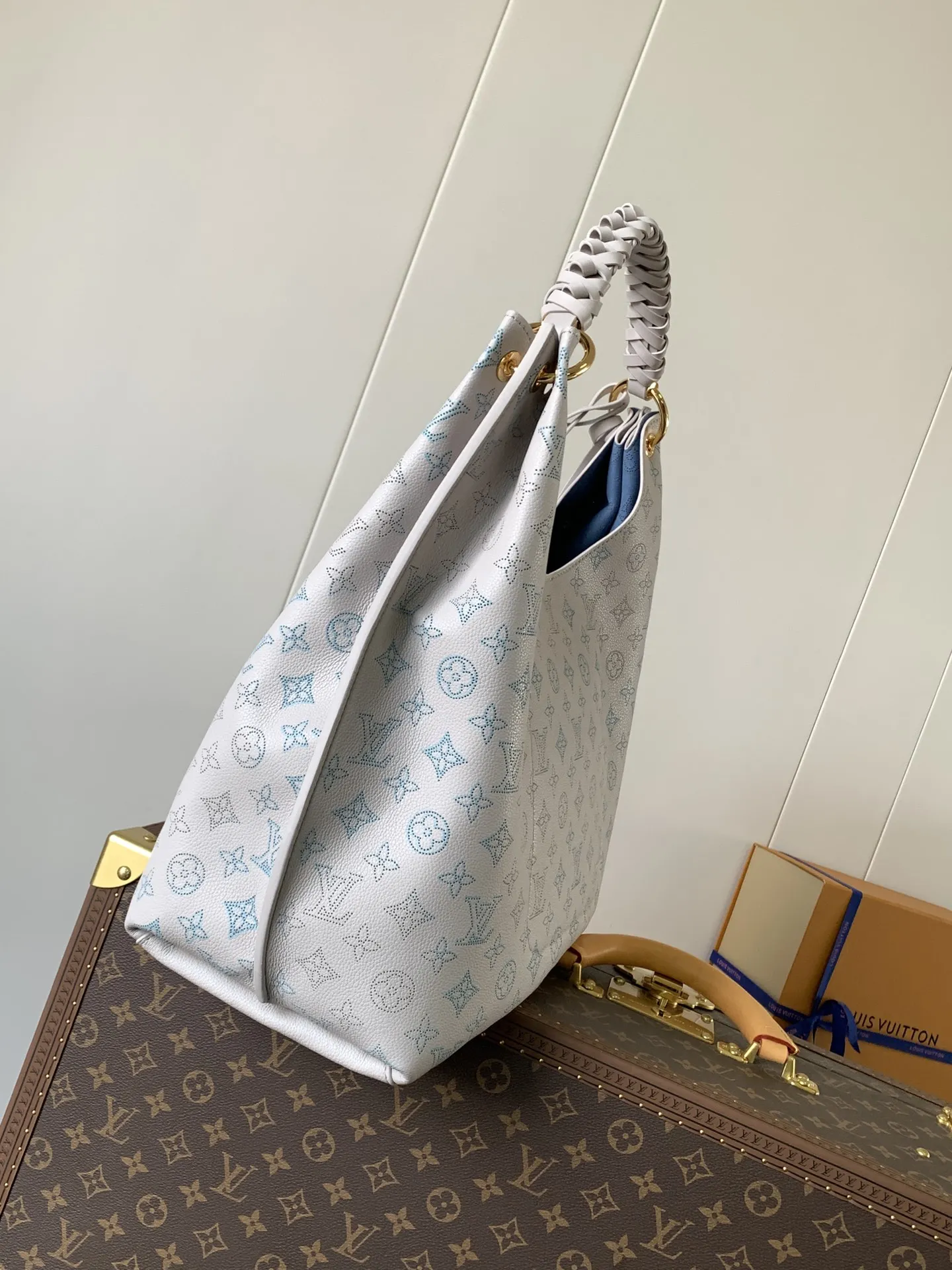 💰800顶级原单，变码芯片 【Sac Carmel 手袋】 M12093 镂空（渐变） M12093月光女神 M53188黑色M23396冲孔 这款来自飞行模式系列的卡梅尔包采用本季的新渐变设计，点缀着对比鲜明的字母组合穿孔。它由Mahina Ys皮革制成，以精致的金色金属饰面突出，并配有编织皮革LV吊饰和可拆卸的地址持有人。宽敞的内部让您可以存放所有日常必需品。 尺寸：40x17x35厘米