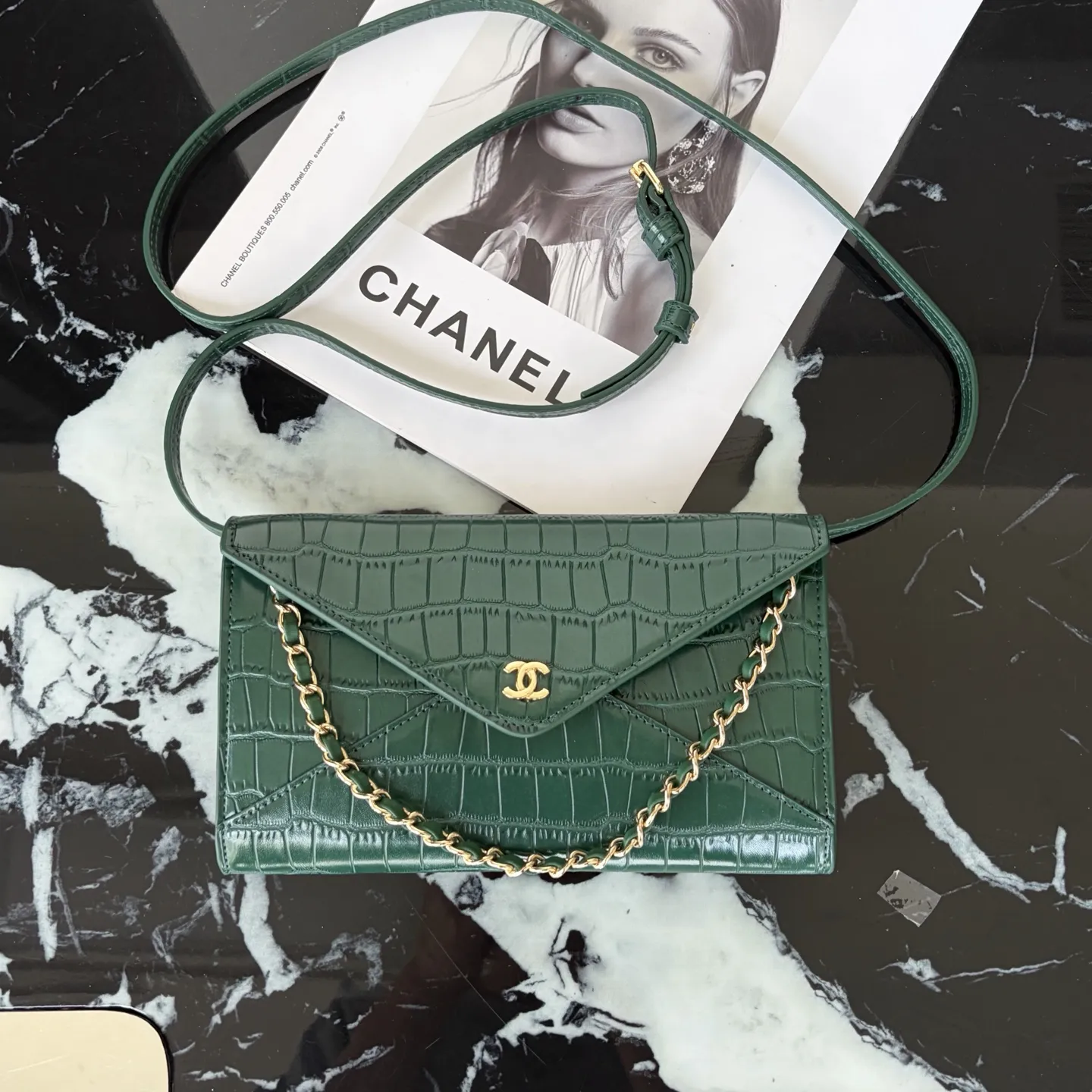 💰210。OHANEL🚩🚩🚩26SS新款鳄鱼🐊纹信封包零钱包👛又推出了好看又高级的包包啦鳄鱼纹信封包自带高级感,气场太强大啦不管是手拿还是斜挎都满满的时髦感!日常出门逛街拍照还是参加晚宴都在适合不过了.鳄鱼纹信封包美到我尖叫姐妹们谁懂啊!!这款鳄鱼纹信封包真的美!到!失!语!鳄鱼纹压花高级感拉满皮质细腻到想一直摸经典的菱格纹+双Clogo复古又时髦的绝绝子组合最绝的是它的size信封包的廓形设计既能当手拿包凹造型配上链条还能斜挎一包两用不要太划算!零钱包容量刚刚好🉑️放口红粉饼完全OK里面还有卡位超贴心出门约会带上它就够了黑色真的太百搭了搭配小裙子立马贵气配西装又飒又美、 尺寸:13x 22 X 2cm 款号:80021 材质:鳄鱼纹