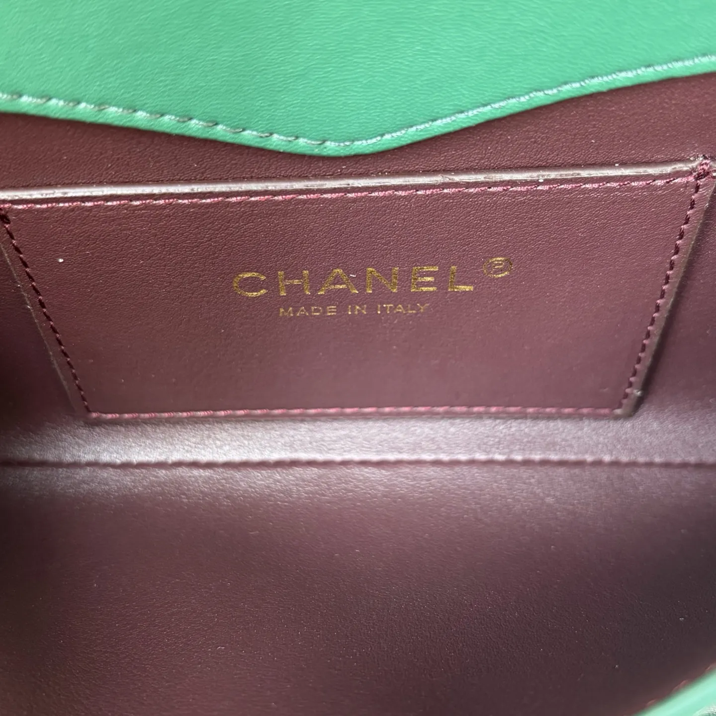💰210。OHANEL🚩🚩🚩26SS新款鳄鱼🐊纹信封包零钱包👛又推出了好看又高级的包包啦鳄鱼纹信封包自带高级感,气场太强大啦不管是手拿还是斜挎都满满的时髦感!日常出门逛街拍照还是参加晚宴都在适合不过了.鳄鱼纹信封包美到我尖叫姐妹们谁懂啊!!这款鳄鱼纹信封包真的美!到!失!语!鳄鱼纹压花高级感拉满皮质细腻到想一直摸经典的菱格纹+双Clogo复古又时髦的绝绝子组合最绝的是它的size信封包的廓形设计既能当手拿包凹造型配上链条还能斜挎一包两用不要太划算!零钱包容量刚刚好🉑️放口红粉饼完全OK里面还有卡位超贴心出门约会带上它就够了黑色真的太百搭了搭配小裙子立马贵气配西装又飒又美、 尺寸:13x 22 X 2cm 款号:80021 材质:鳄鱼纹