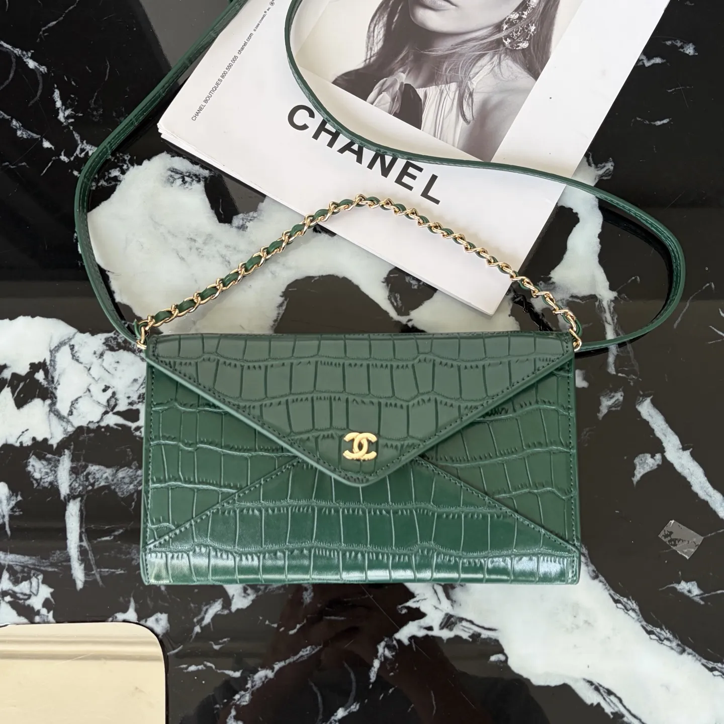 💰210。OHANEL🚩🚩🚩26SS新款鳄鱼🐊纹信封包零钱包👛又推出了好看又高级的包包啦鳄鱼纹信封包自带高级感,气场太强大啦不管是手拿还是斜挎都满满的时髦感!日常出门逛街拍照还是参加晚宴都在适合不过了.鳄鱼纹信封包美到我尖叫姐妹们谁懂啊!!这款鳄鱼纹信封包真的美!到!失!语!鳄鱼纹压花高级感拉满皮质细腻到想一直摸经典的菱格纹+双Clogo复古又时髦的绝绝子组合最绝的是它的size信封包的廓形设计既能当手拿包凹造型配上链条还能斜挎一包两用不要太划算!零钱包容量刚刚好🉑️放口红粉饼完全OK里面还有卡位超贴心出门约会带上它就够了黑色真的太百搭了搭配小裙子立马贵气配西装又飒又美、 尺寸:13x 22 X 2cm 款号:80021 材质:鳄鱼纹