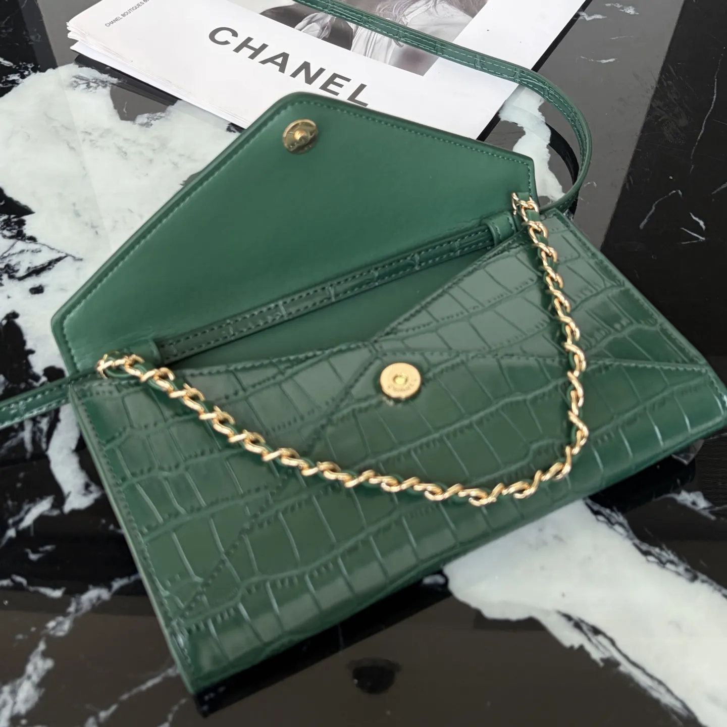 💰210。OHANEL🚩🚩🚩26SS新款鳄鱼🐊纹信封包零钱包👛又推出了好看又高级的包包啦鳄鱼纹信封包自带高级感,气场太强大啦不管是手拿还是斜挎都满满的时髦感!日常出门逛街拍照还是参加晚宴都在适合不过了.鳄鱼纹信封包美到我尖叫姐妹们谁懂啊!!这款鳄鱼纹信封包真的美!到!失!语!鳄鱼纹压花高级感拉满皮质细腻到想一直摸经典的菱格纹+双Clogo复古又时髦的绝绝子组合最绝的是它的size信封包的廓形设计既能当手拿包凹造型配上链条还能斜挎一包两用不要太划算!零钱包容量刚刚好🉑️放口红粉饼完全OK里面还有卡位超贴心出门约会带上它就够了黑色真的太百搭了搭配小裙子立马贵气配西装又飒又美、 尺寸:13x 22 X 2cm 款号:80021 材质:鳄鱼纹