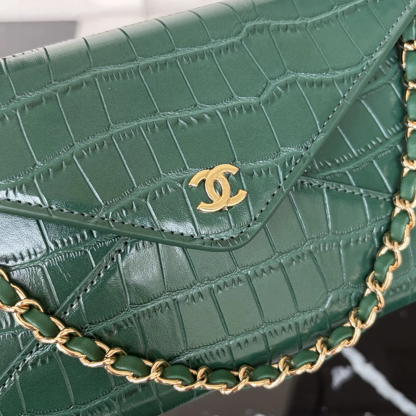 💰210。OHANEL🚩🚩🚩26SS新款鳄鱼🐊纹信封包零钱包👛又推出了好看又高级的包包啦鳄鱼纹信封包自带高级感,气场太强大啦不管是手拿还是斜挎都满满的时髦感!日常出门逛街拍照还是参加晚宴都在适合不过了.鳄鱼纹信封包美到我尖叫姐妹们谁懂啊!!这款鳄鱼纹信封包真的美!到!失!语!鳄鱼纹压花高级感拉满皮质细腻到想一直摸经典的菱格纹+双Clogo复古又时髦的绝绝子组合最绝的是它的size信封包的廓形设计既能当手拿包凹造型配上链条还能斜挎一包两用不要太划算!零钱包容量刚刚好🉑️放口红粉饼完全OK里面还有卡位超贴心出门约会带上它就够了黑色真的太百搭了搭配小裙子立马贵气配西装又飒又美、 尺寸:13x 22 X 2cm 款号:80021 材质:鳄鱼纹