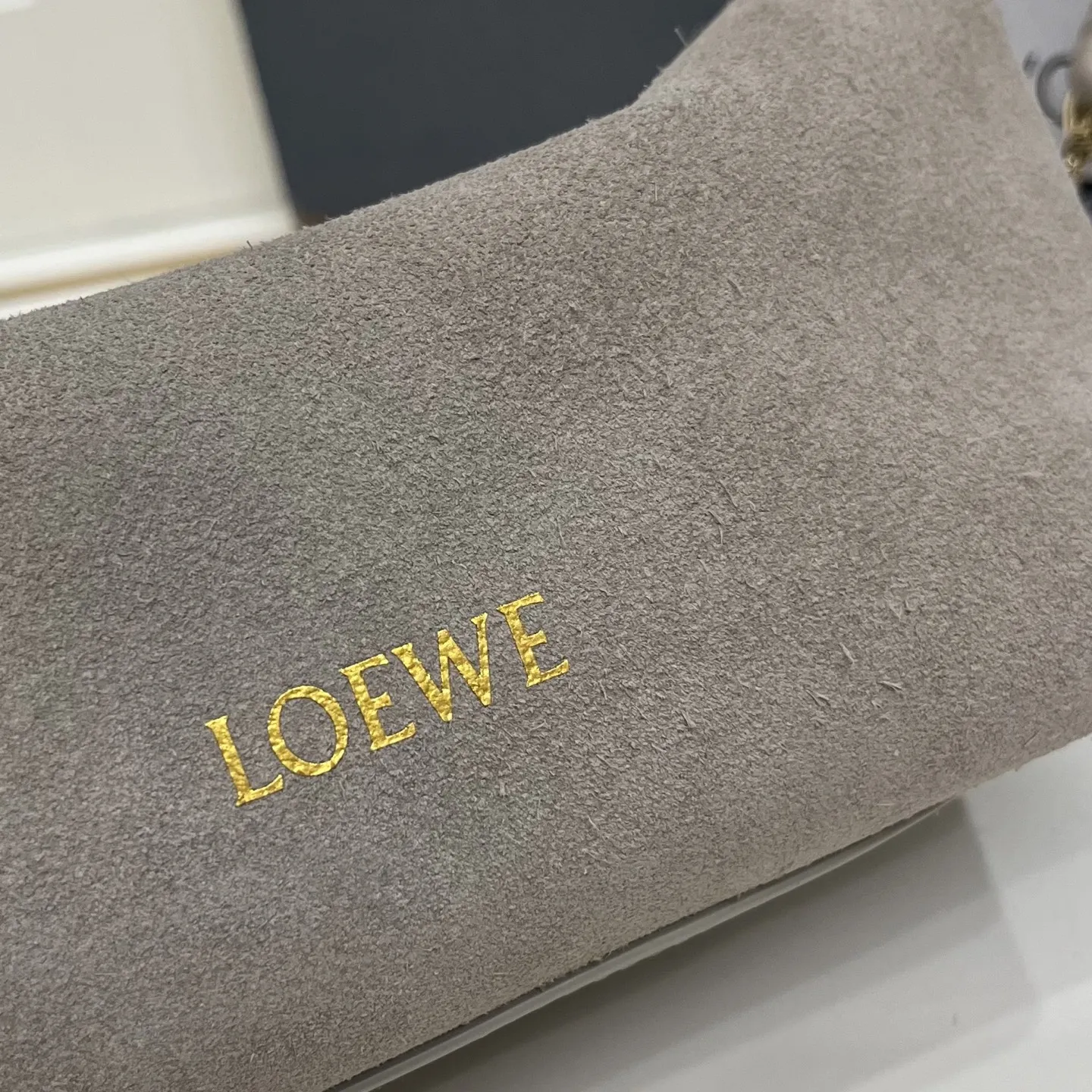 💰270 配礼盒🎁新款LOEWE，磨砂牛皮材质，可单肩或斜挎，原单品质 型号：1H8977 尺寸:28-13-10cm
