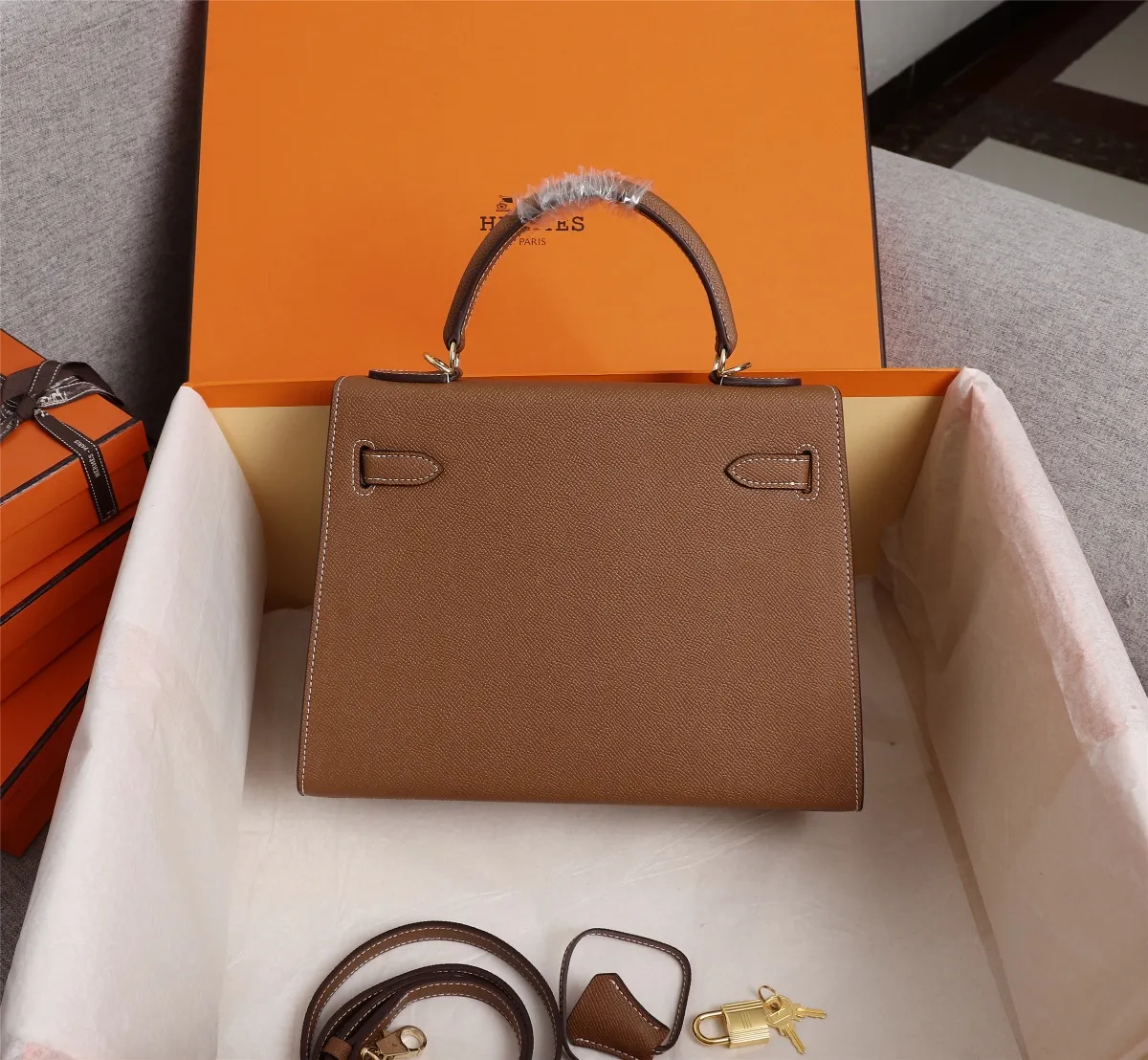 广州货，原版货 💤爱马仕Hermes@🐮🐮22cm：260💰25cm：260💰💰28cm：280💰💰\n💤凯莉包kellyHermes经典代表作之一 牛皮女士手拎斜挎两用包 🔥🔥 手掌纹定型袋，原版掌纹软感更好，不比市场同价掌纹硬邦邦无手感，炎炎夏日，掌纹让你更显轻凉💖美美哒 实物拍摄 😍完美细节😱钢制五金 \n 大号 28 : 22 : 10\n 中号 25: 17: 7\n 小号 22：12：61